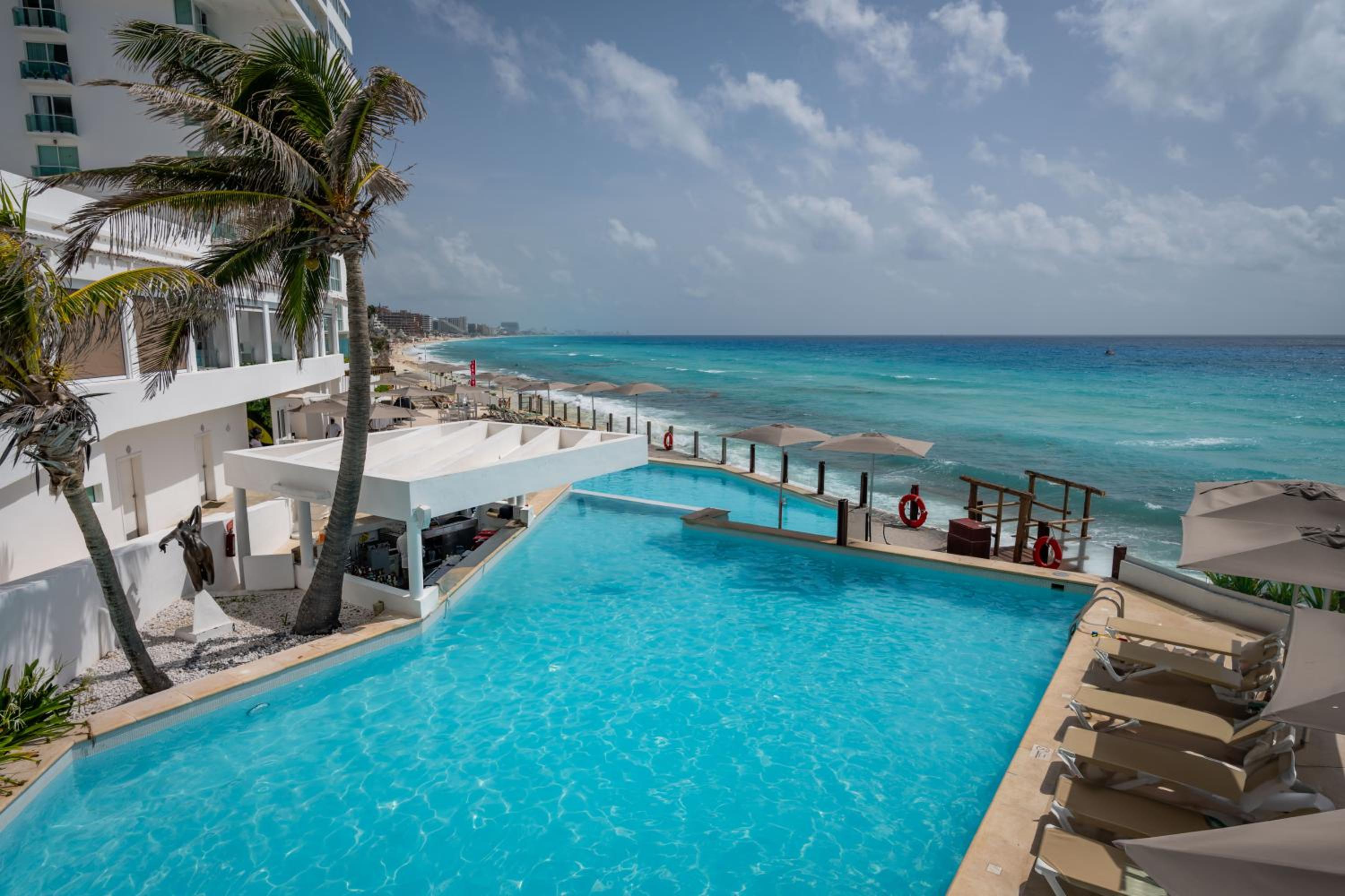 Ocean view in hotel complex - By Aloja RV