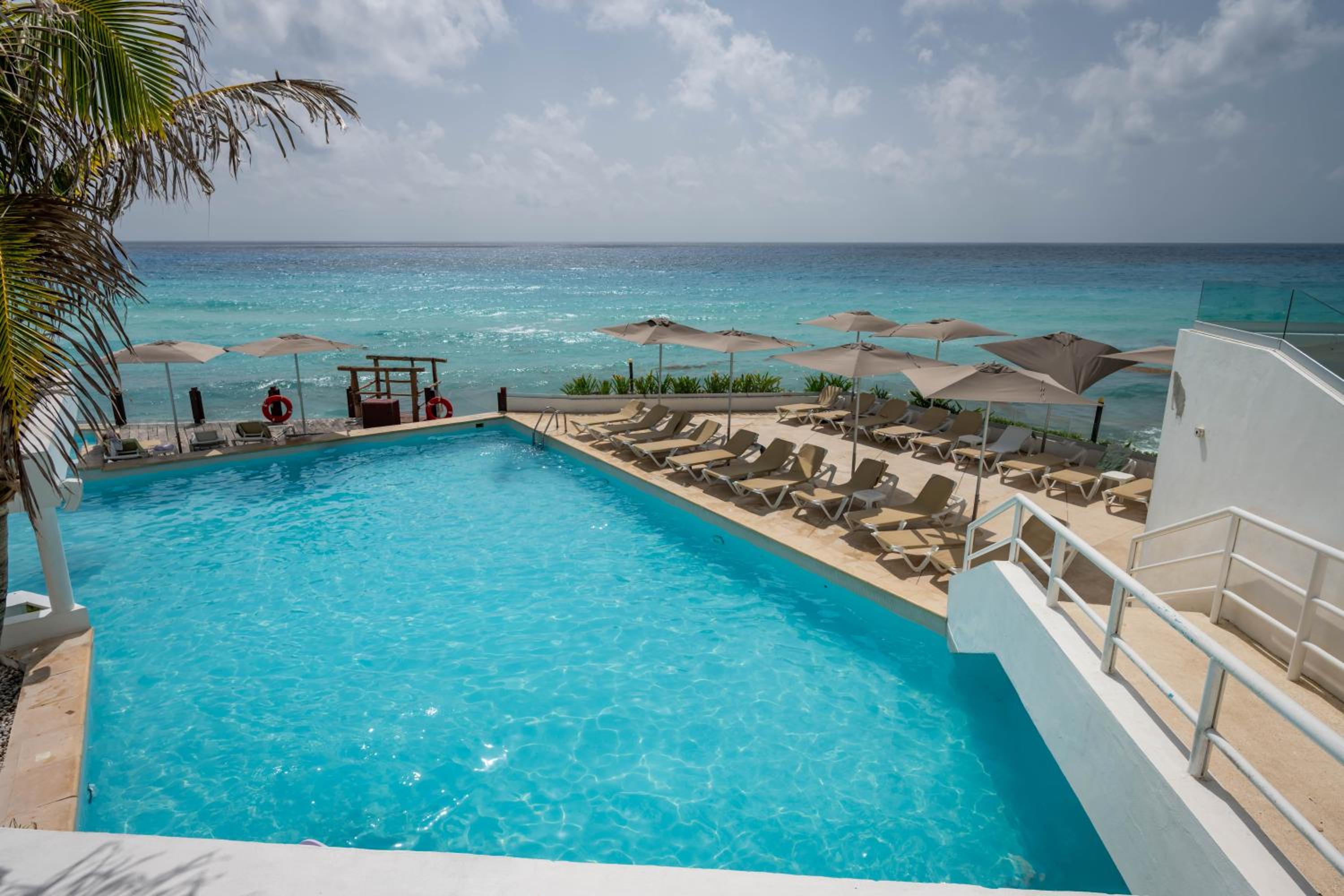 Ocean view in hotel complex - By Aloja RV