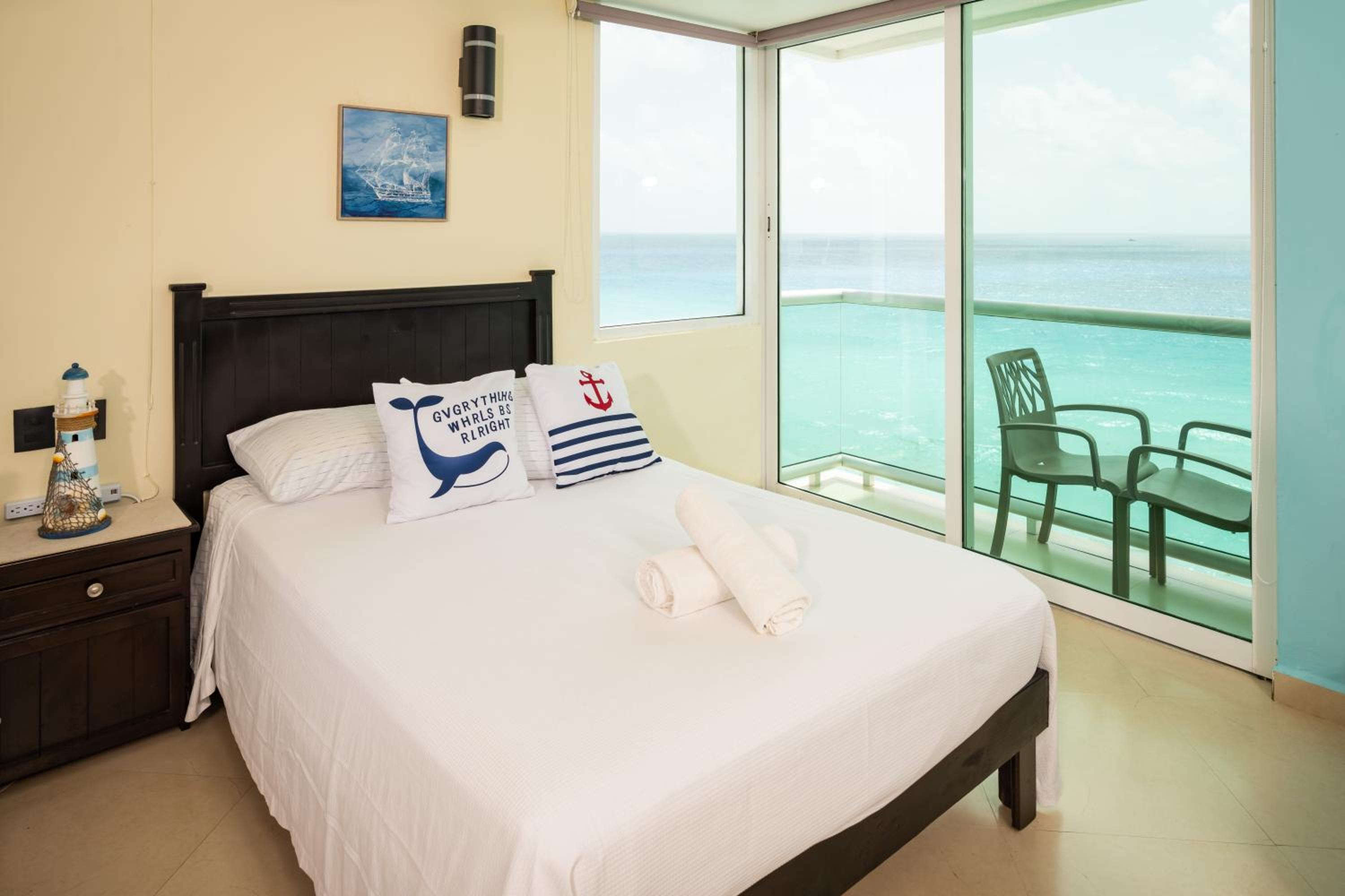 Ocean view in hotel complex - By Aloja RV