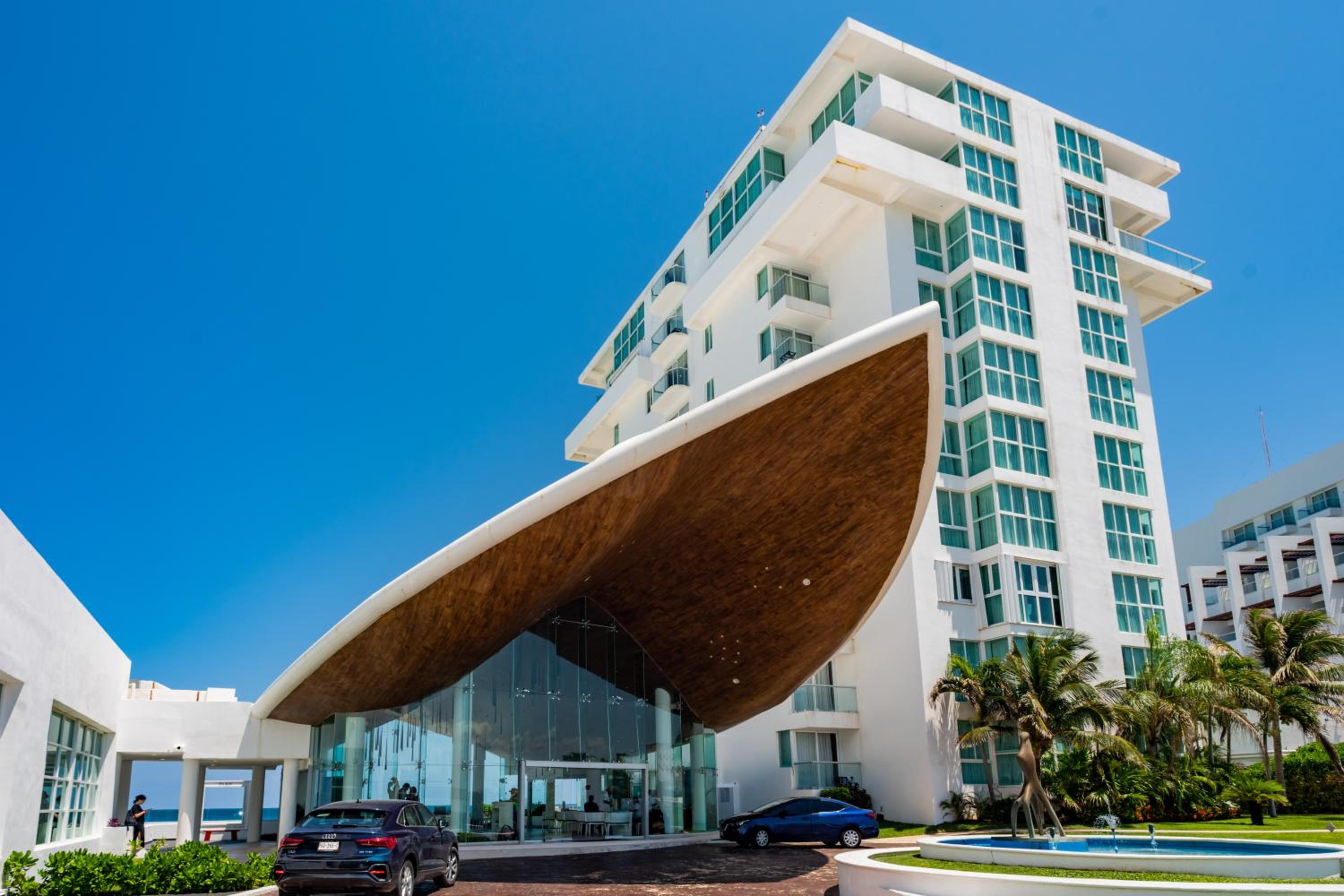 Ocean view in hotel complex - By Aloja RV