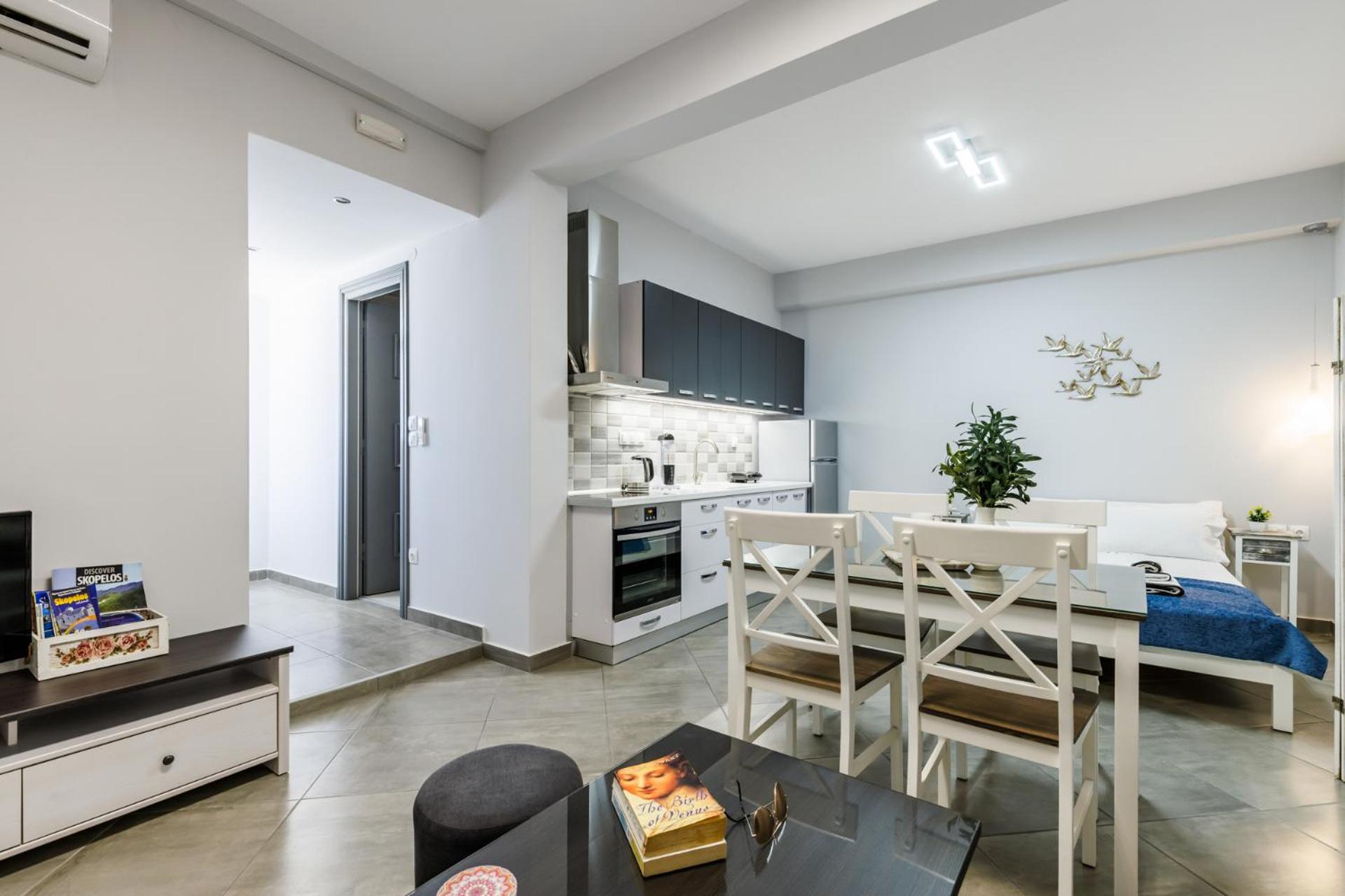 Ioanna House - Seaside Living, Walk to Beach