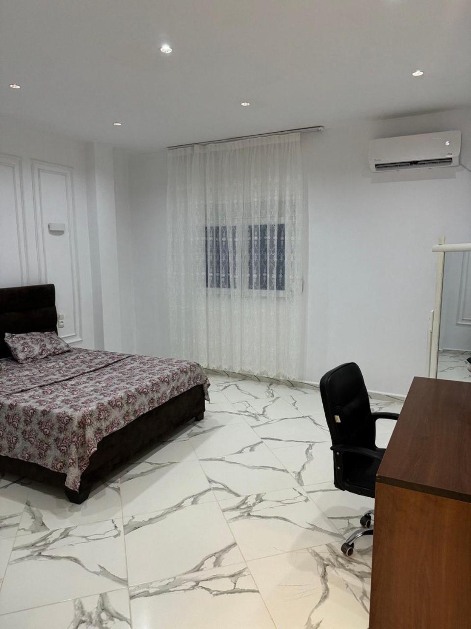 AL MIDIAF STYLISH VILLA &Garage