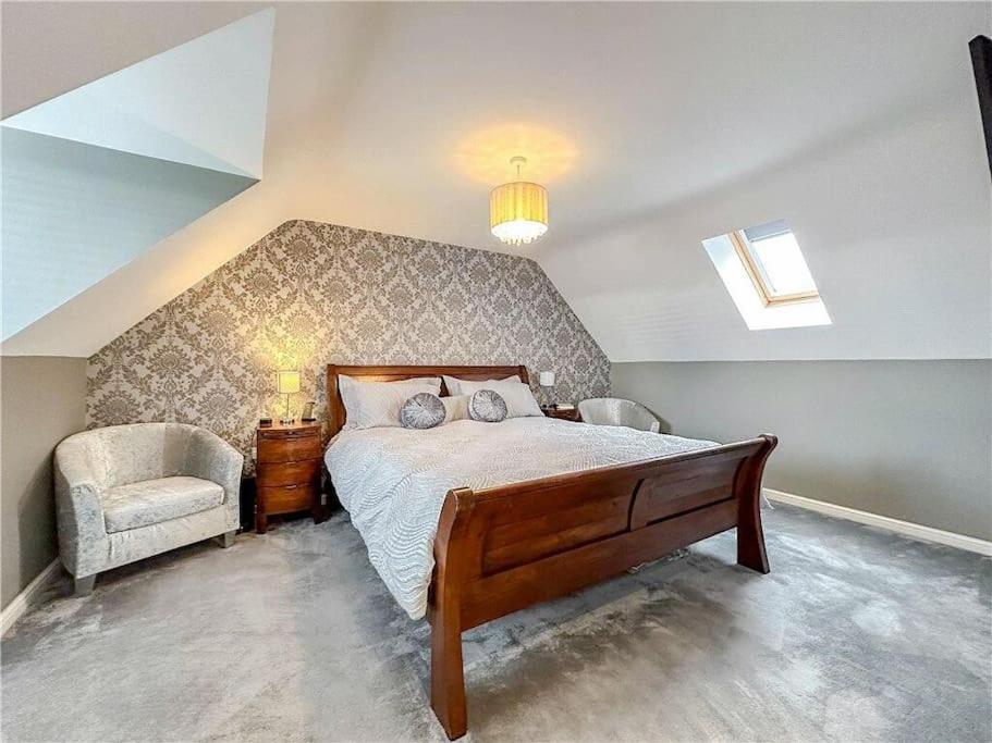 Luxury 4 Bedroom Detached Home view 3