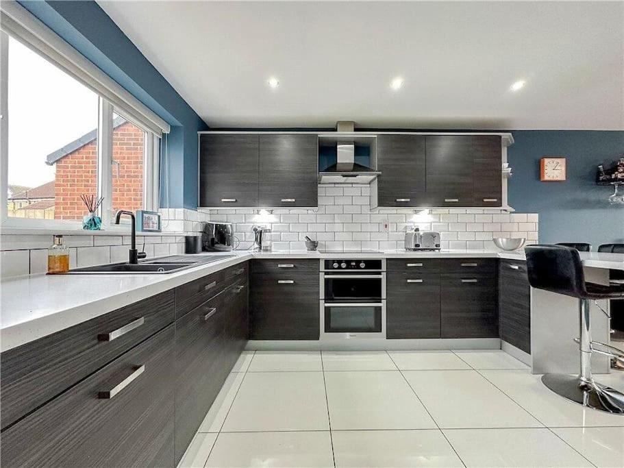 Luxury 4 Bedroom Detached Home view 2