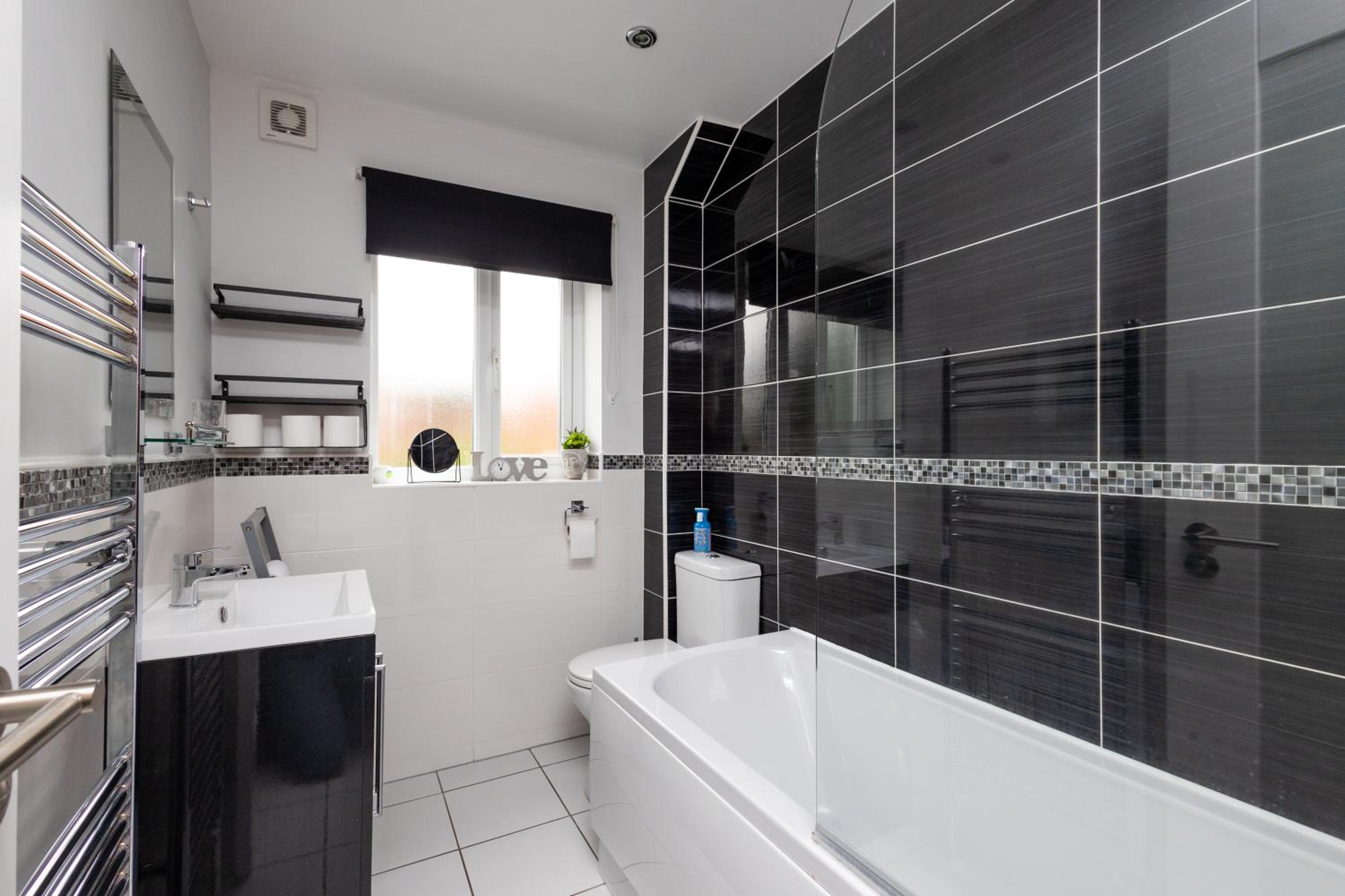 Greenwood by Alt-Stay Contractor Accommodation - 4 Bed Contractor Home With Parking, Wi-Fi & Full Kitchen - Ideal For Long stays view 2