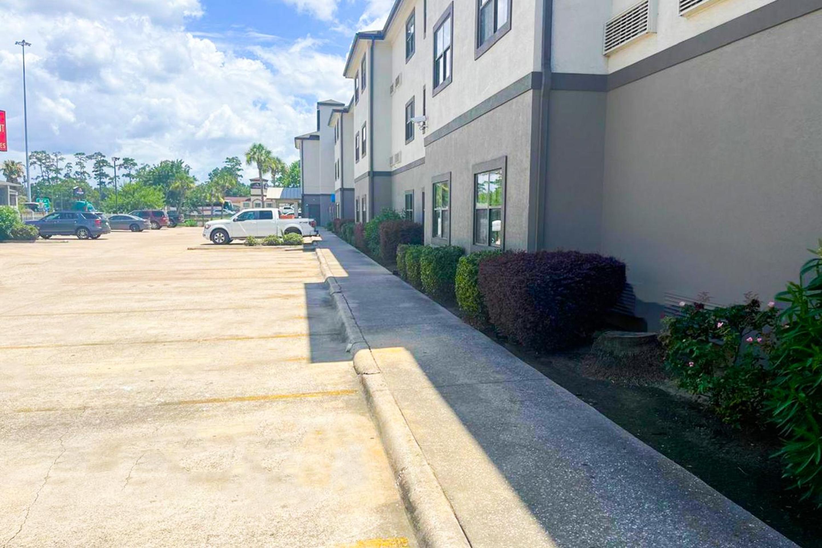 OYO Townhouse Beaumont Medical Center Area I-10 view 3