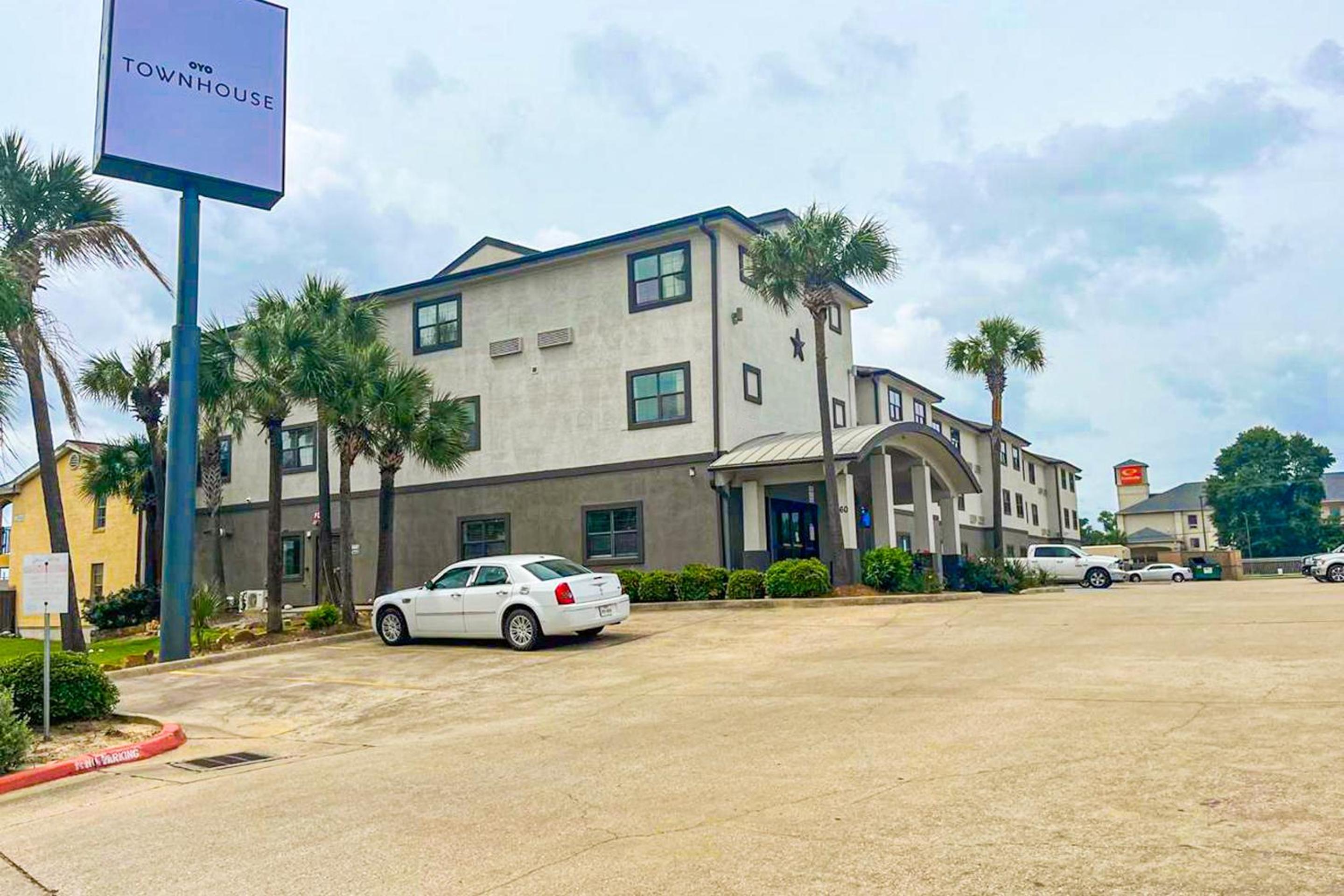 OYO Townhouse Beaumont Medical Center Area I-10 view 5