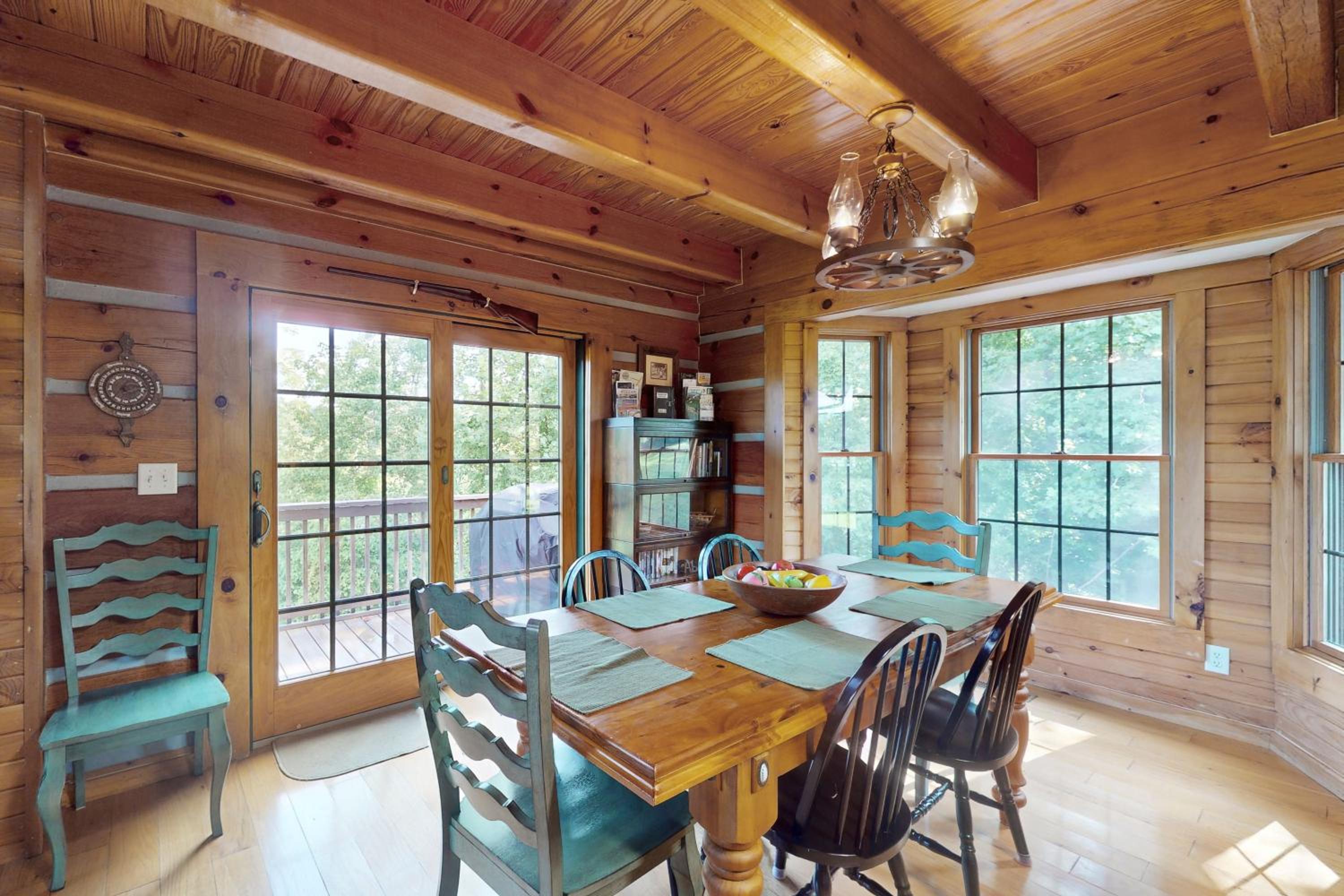 3BR Water View, Hot Tub, Fireplace and Balcony