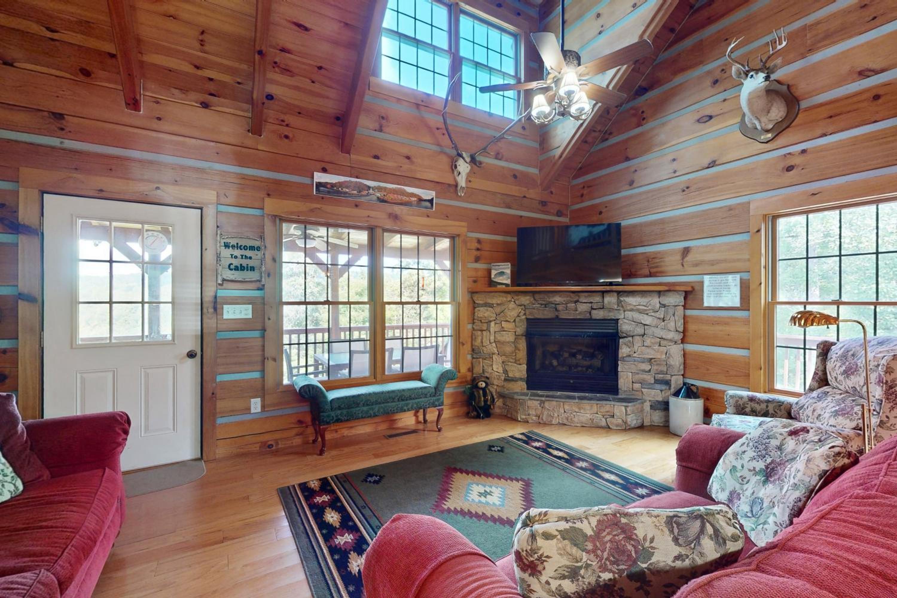 3BR Water View, Hot Tub, Fireplace and Balcony