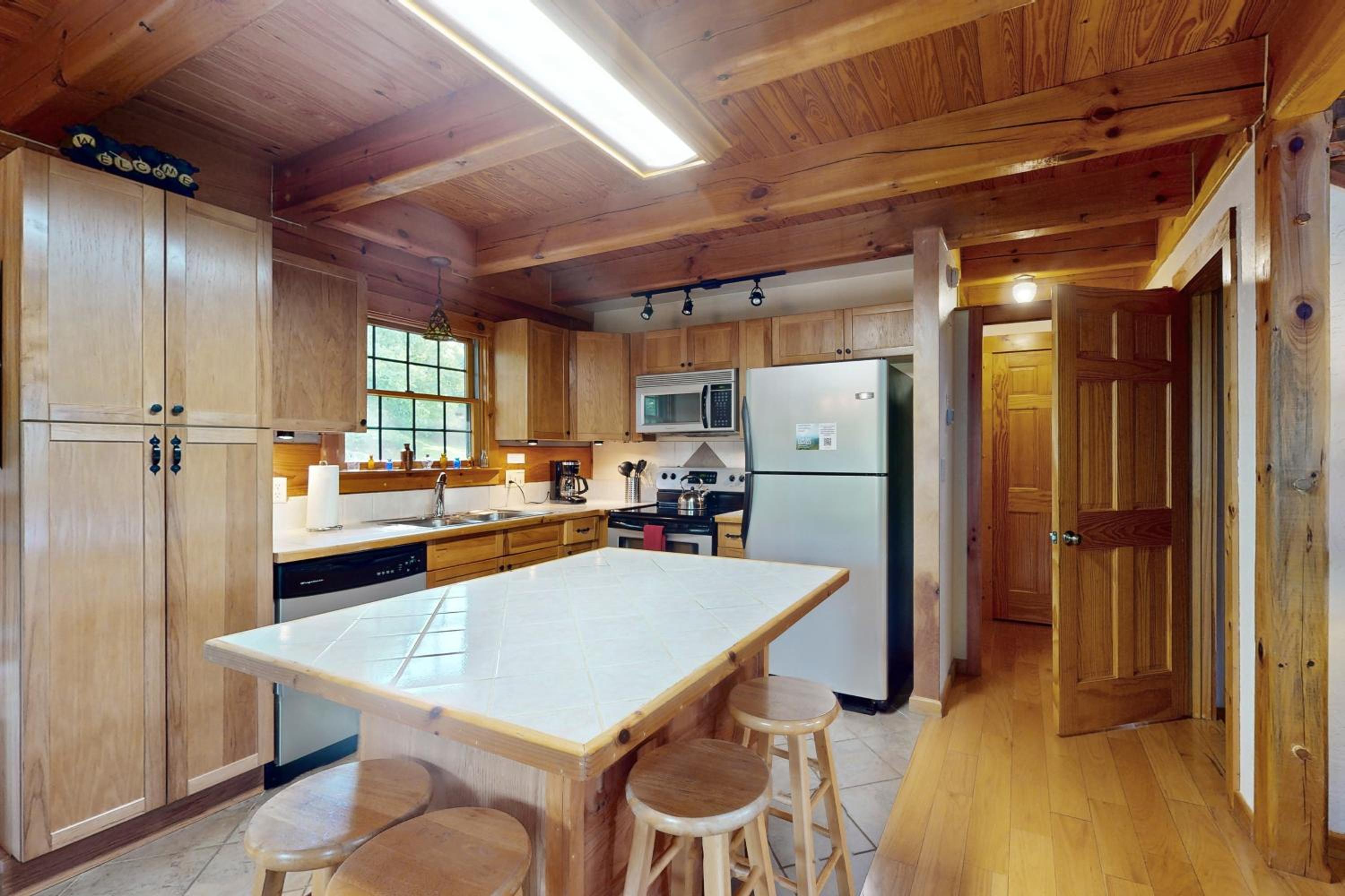 3BR Water View, Hot Tub, Fireplace and Balcony