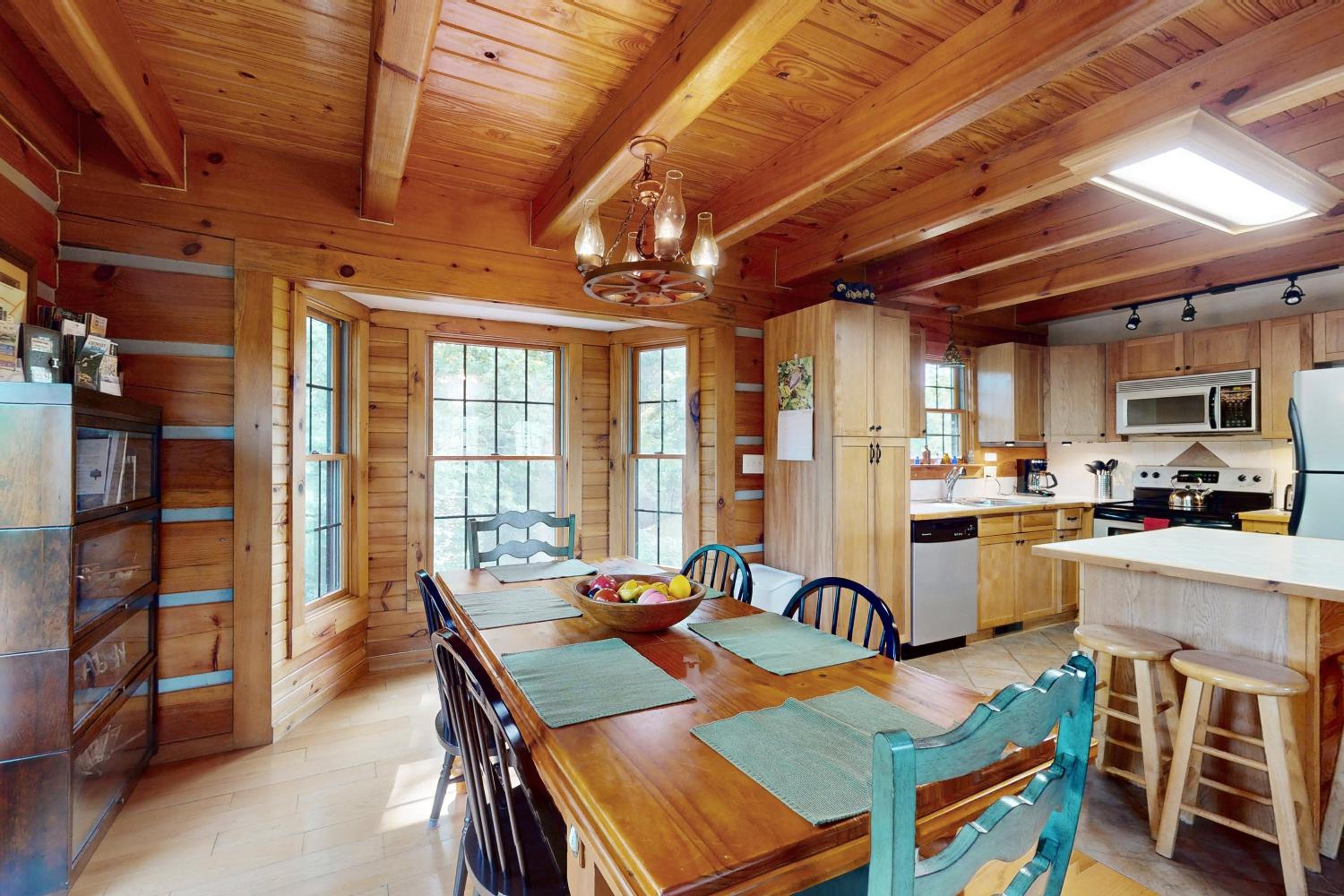 3BR Water View, Hot Tub, Fireplace and Balcony
