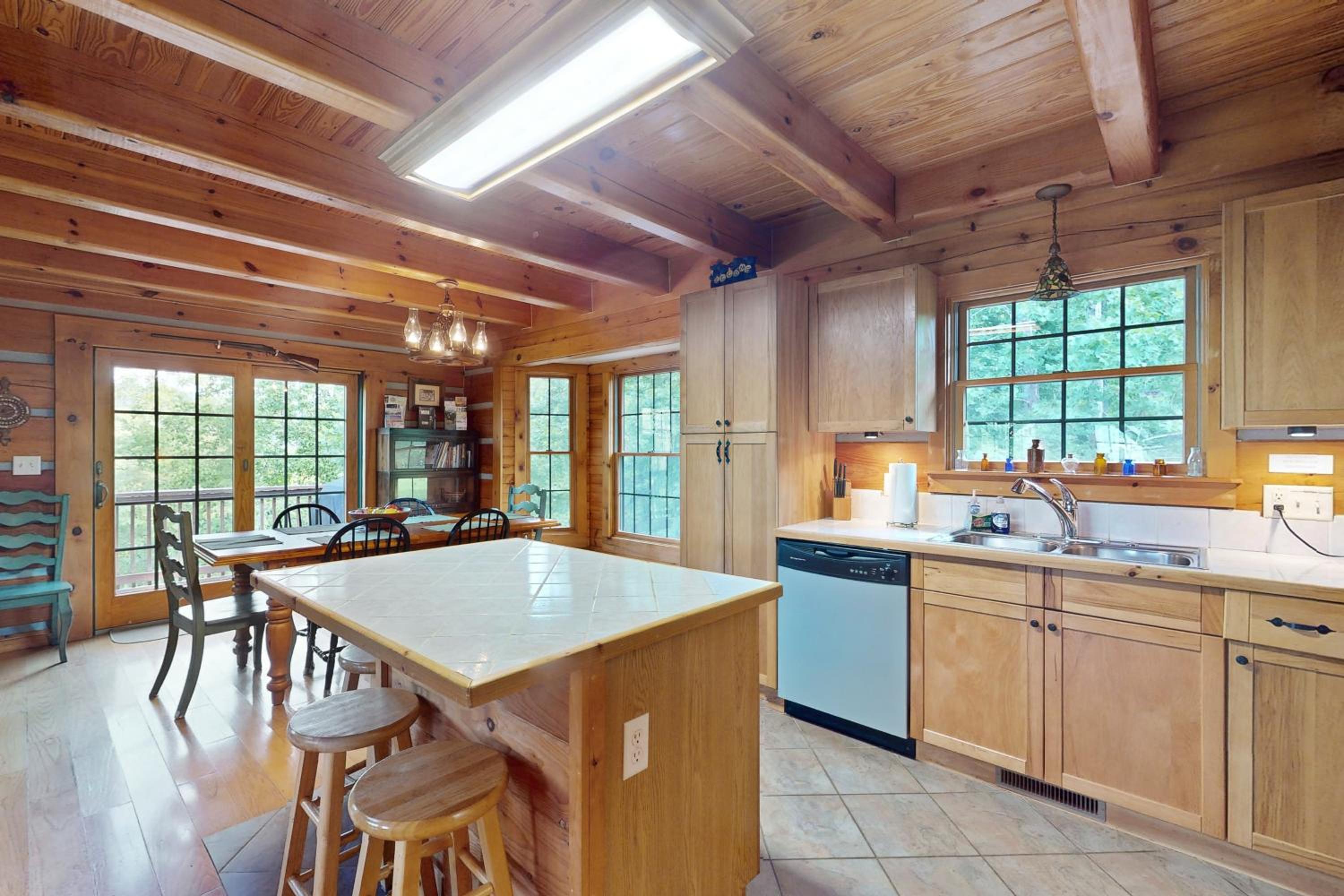 3BR Water View, Hot Tub, Fireplace and Balcony