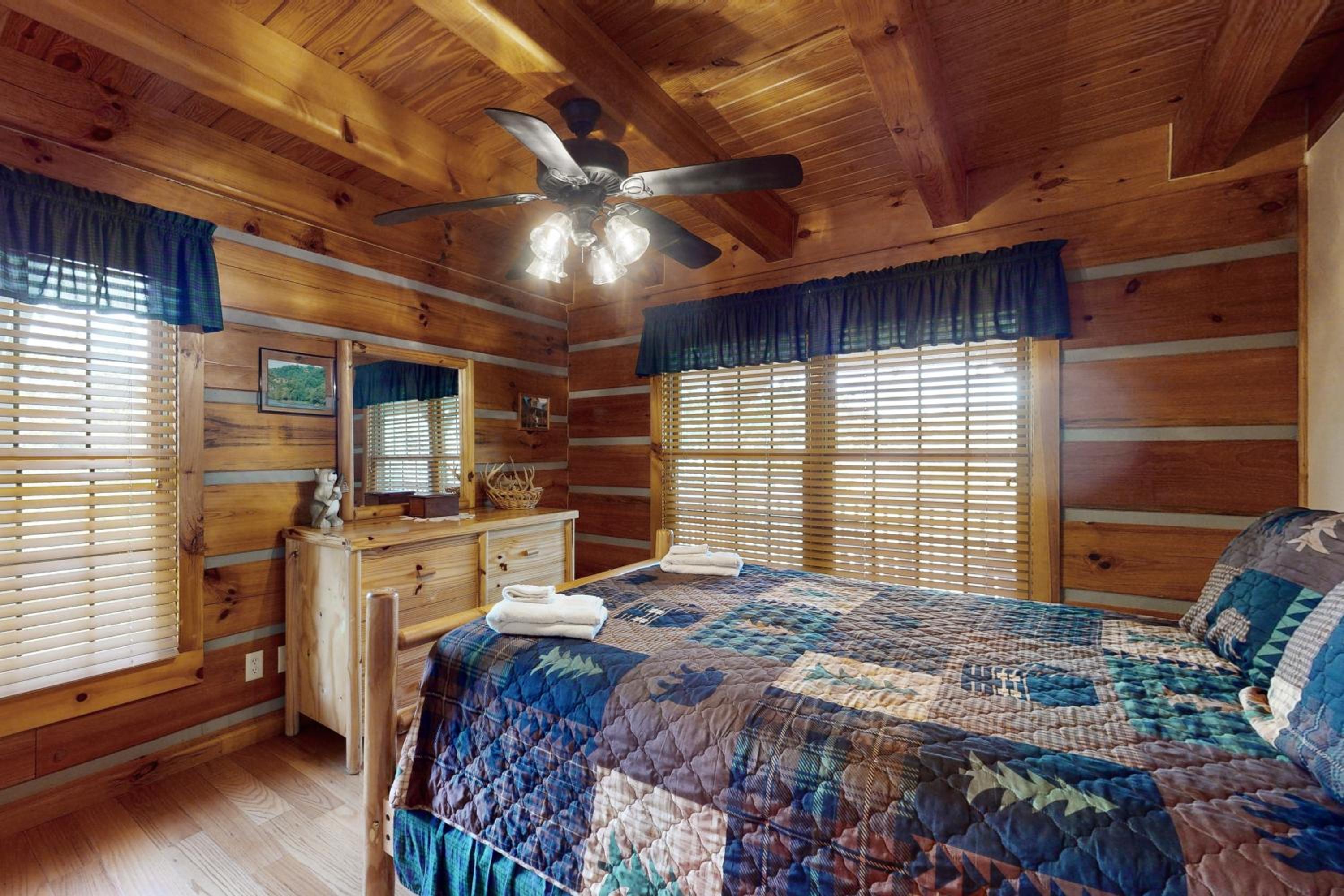 3BR Water View, Hot Tub, Fireplace and Balcony