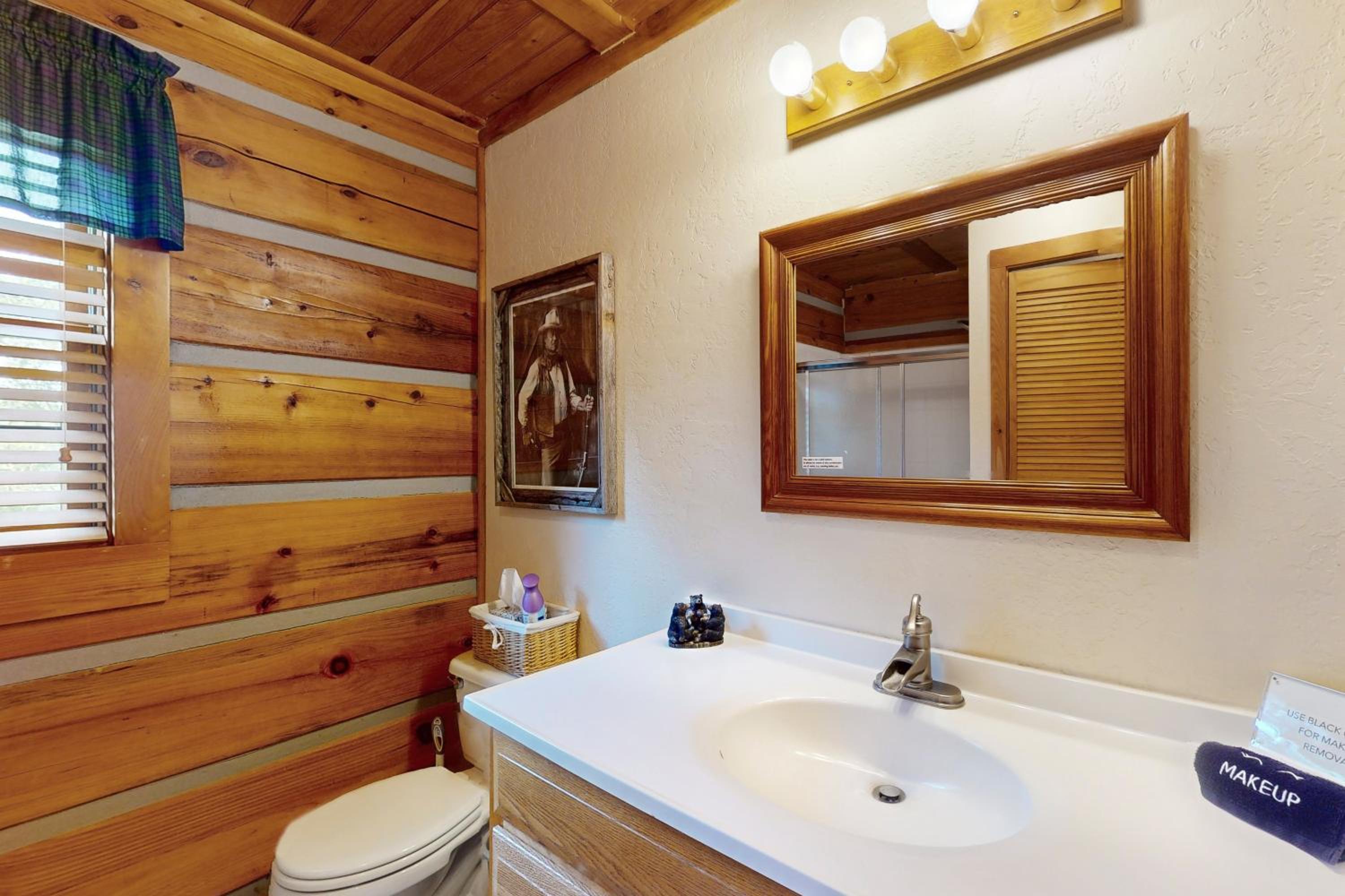 3BR Water View, Hot Tub, Fireplace and Balcony