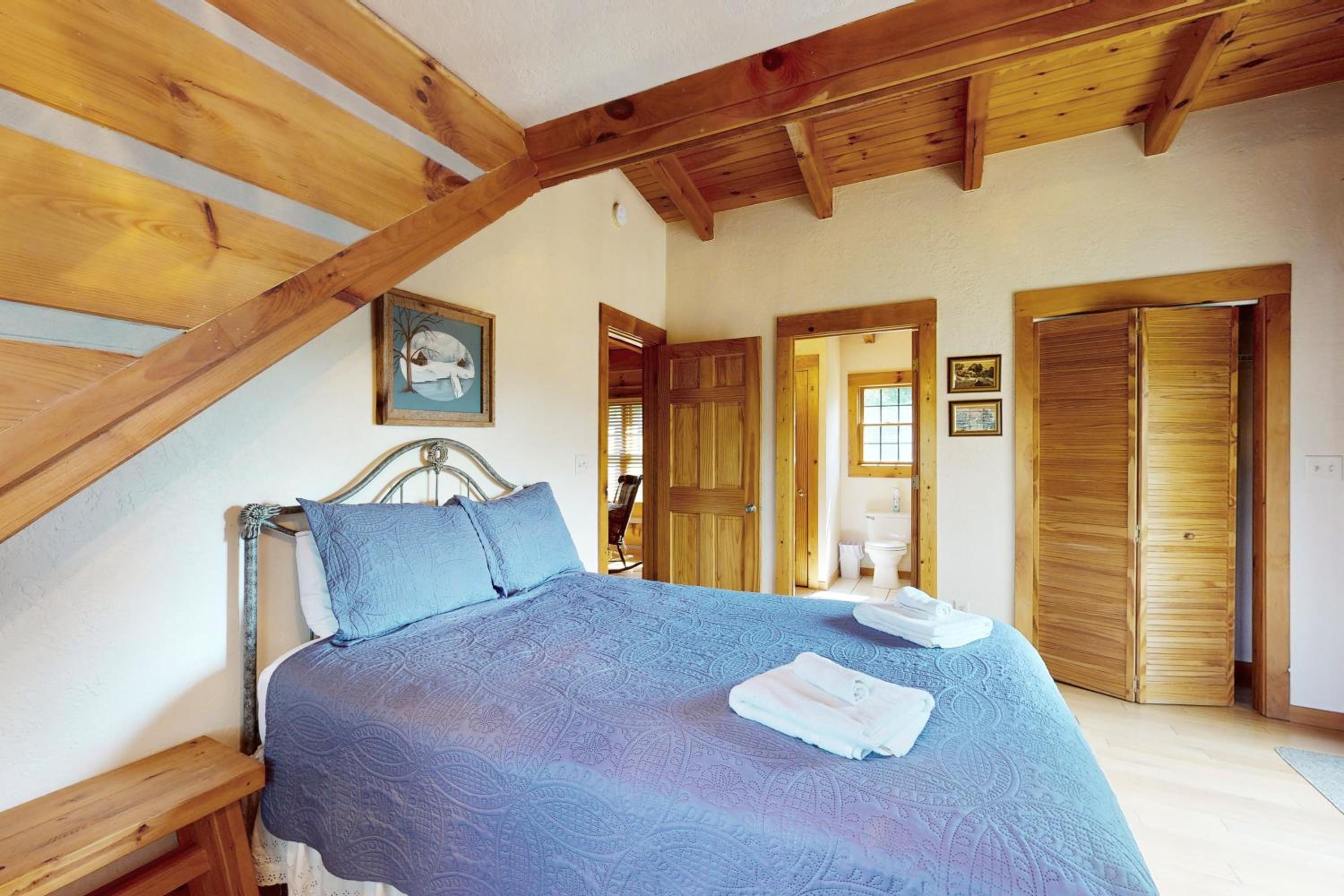 3BR Water View, Hot Tub, Fireplace and Balcony