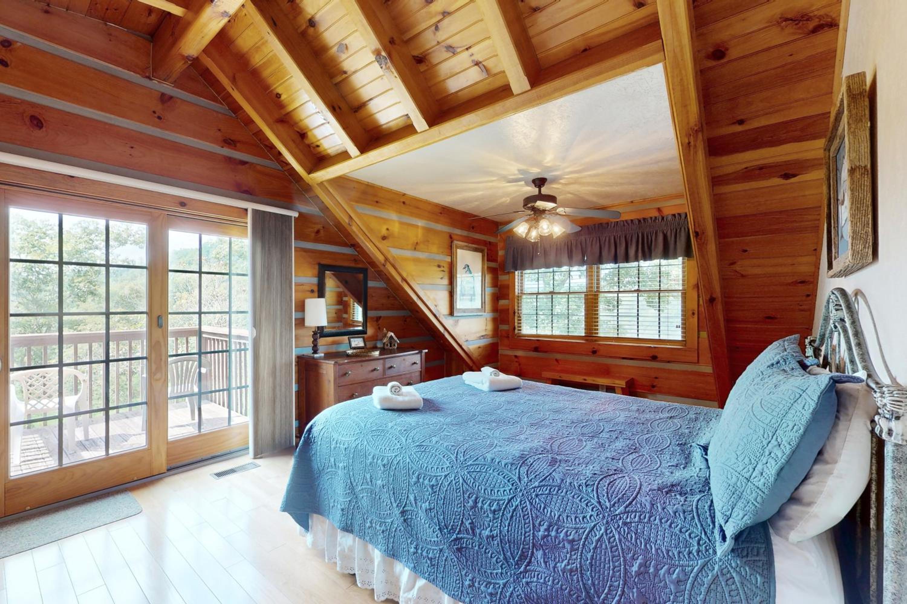 3BR Water View, Hot Tub, Fireplace and Balcony