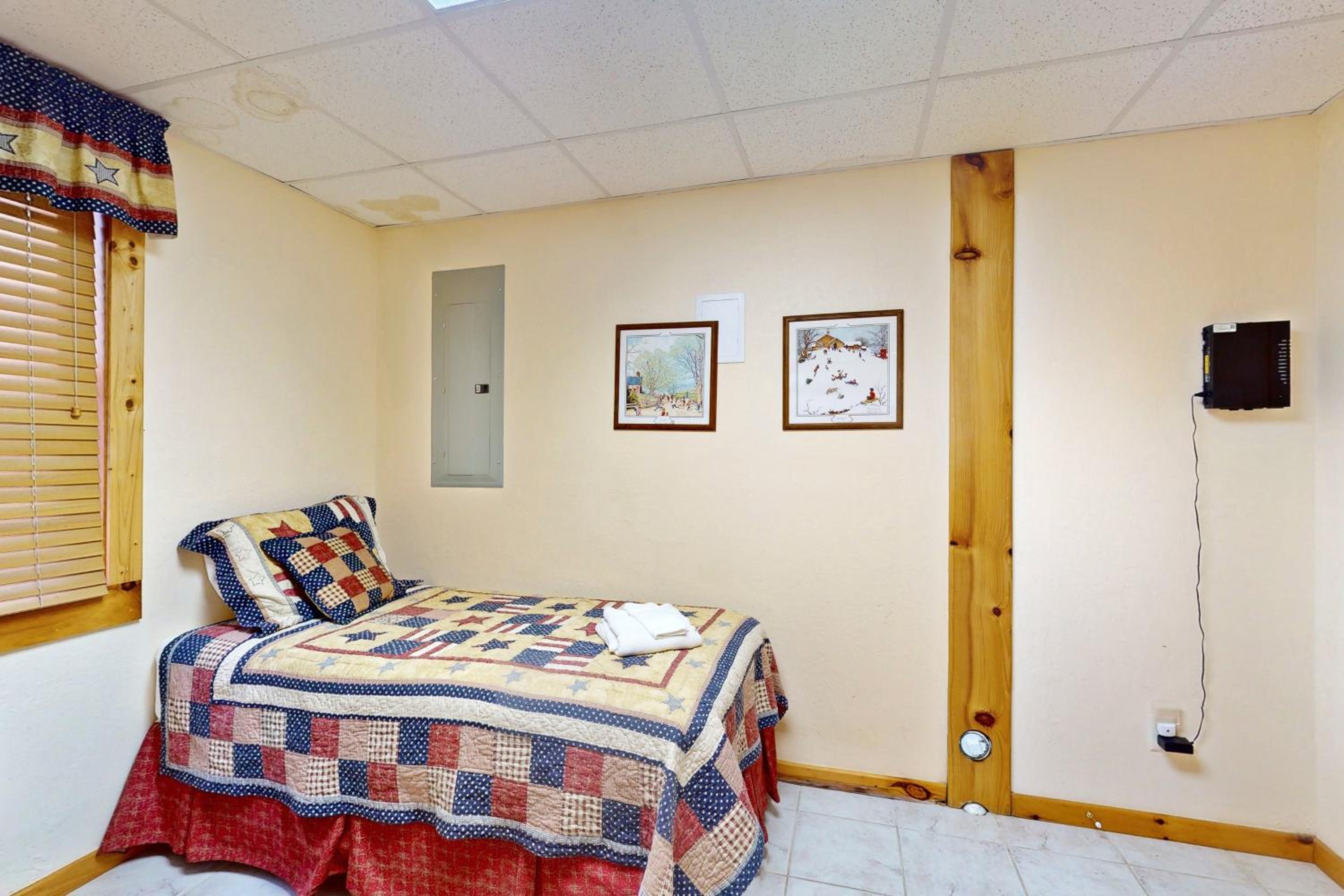3BR Water View, Hot Tub, Fireplace and Balcony