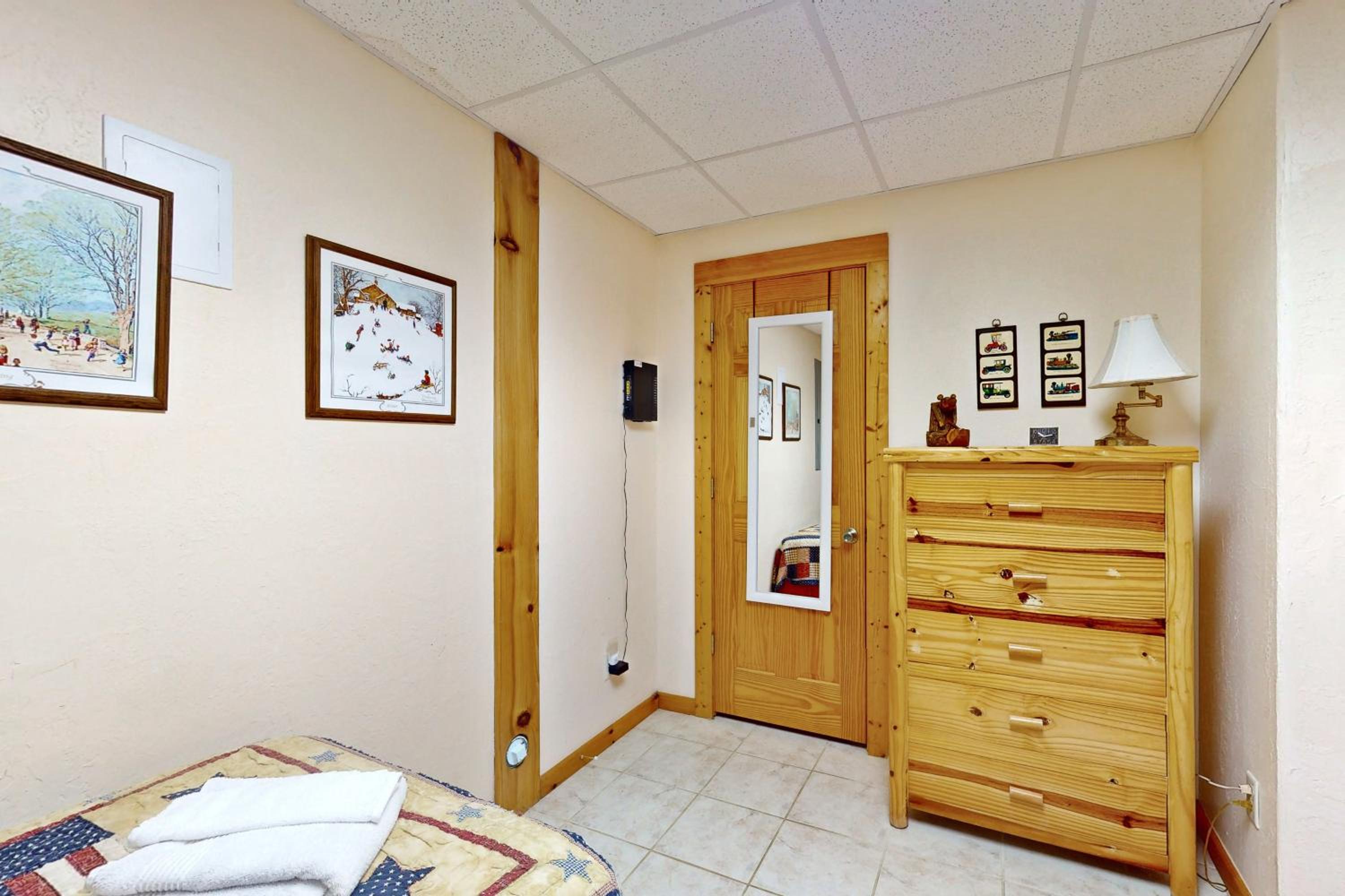 3BR Water View, Hot Tub, Fireplace and Balcony