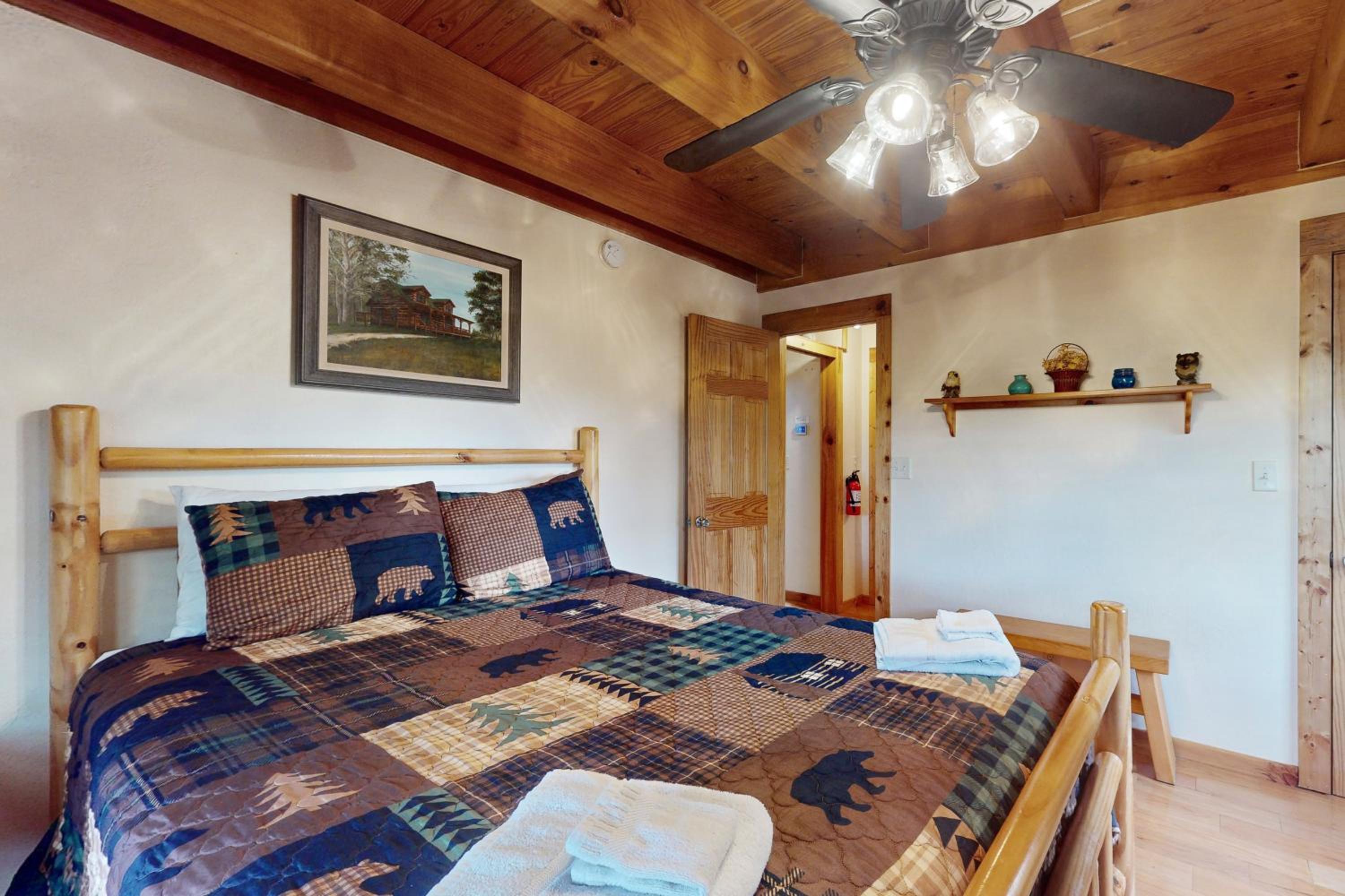 3BR Water View, Hot Tub, Fireplace and Balcony
