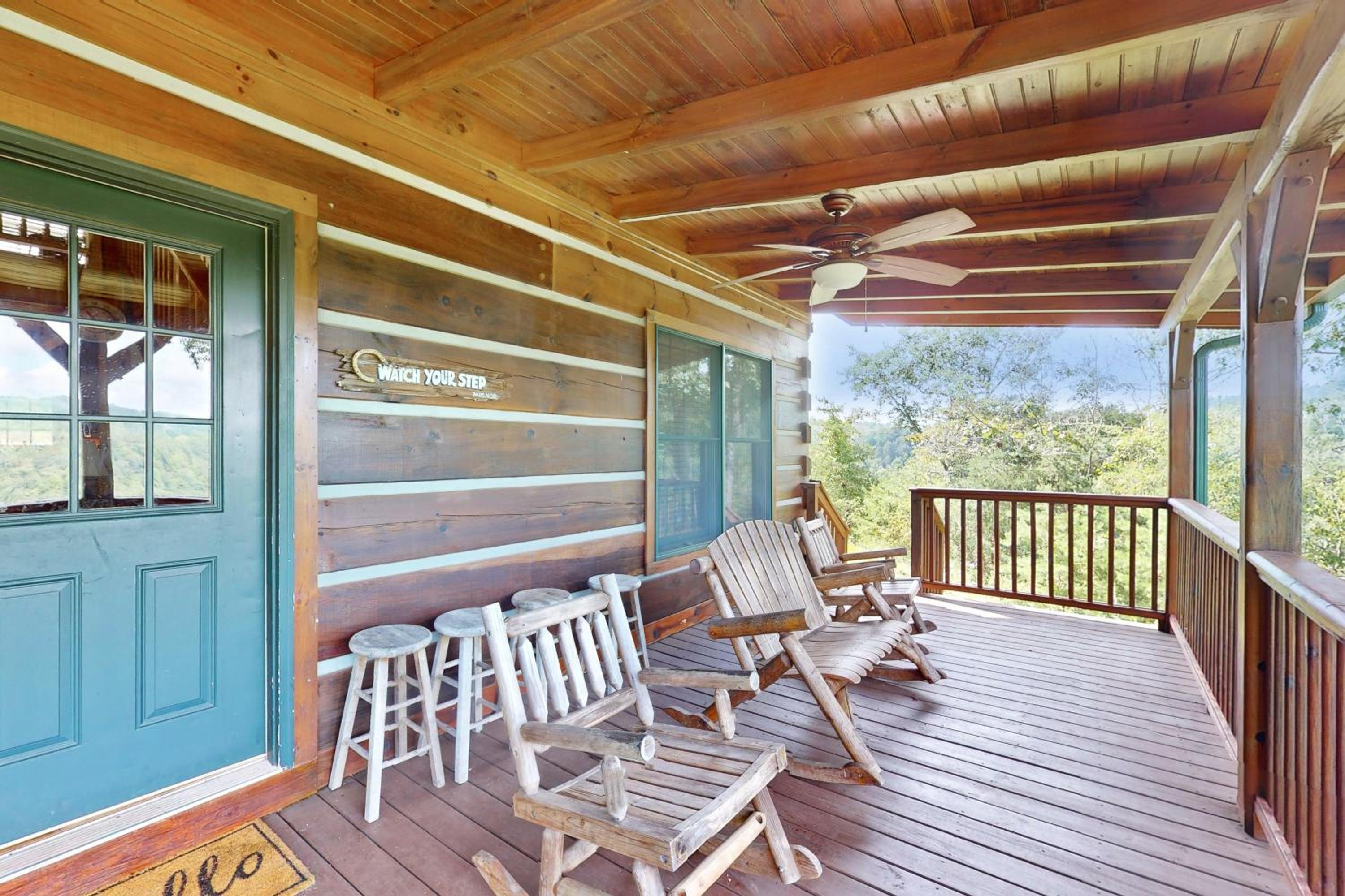 3BR Water View, Hot Tub, Fireplace and Balcony