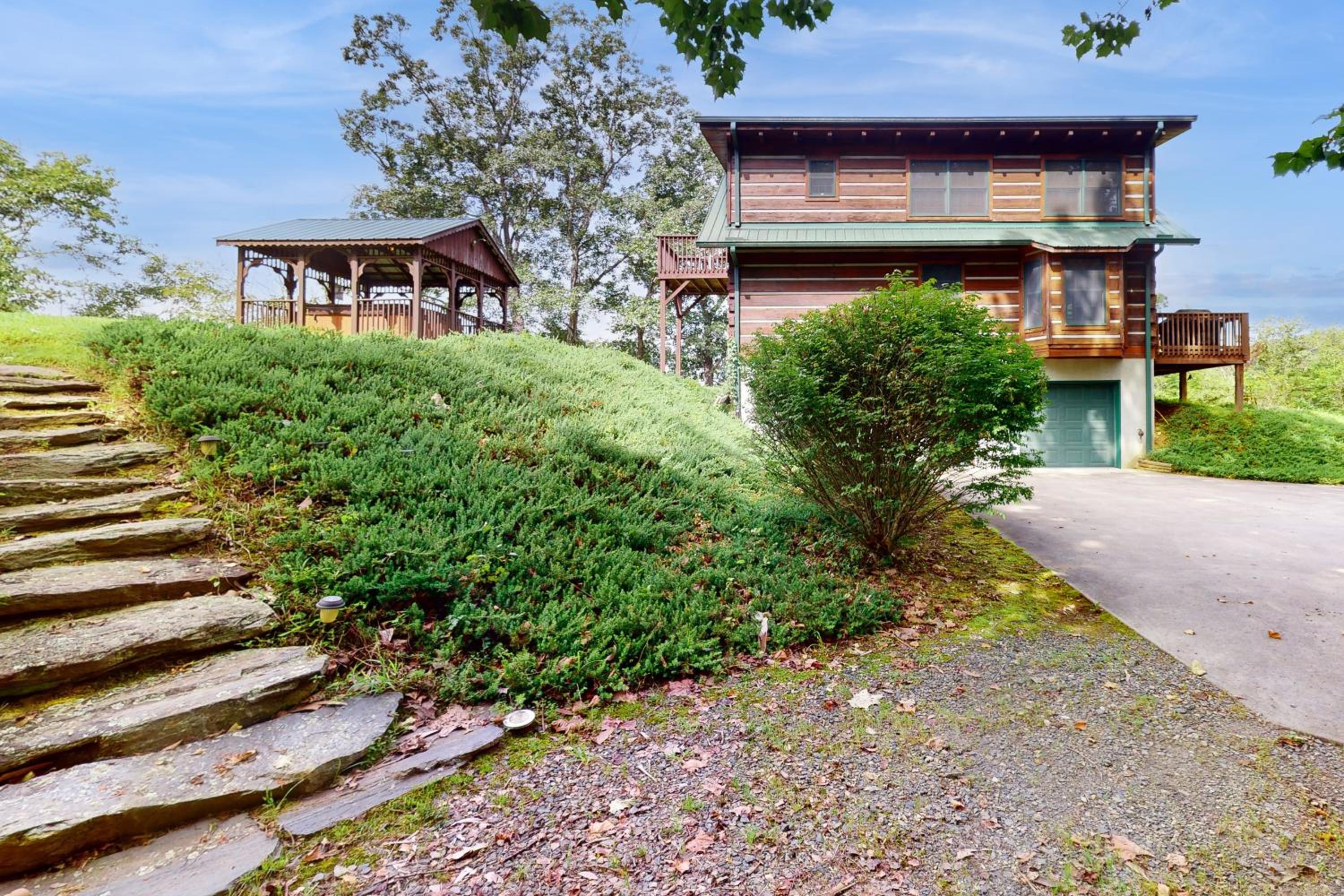 3BR Water View, Hot Tub, Fireplace and Balcony