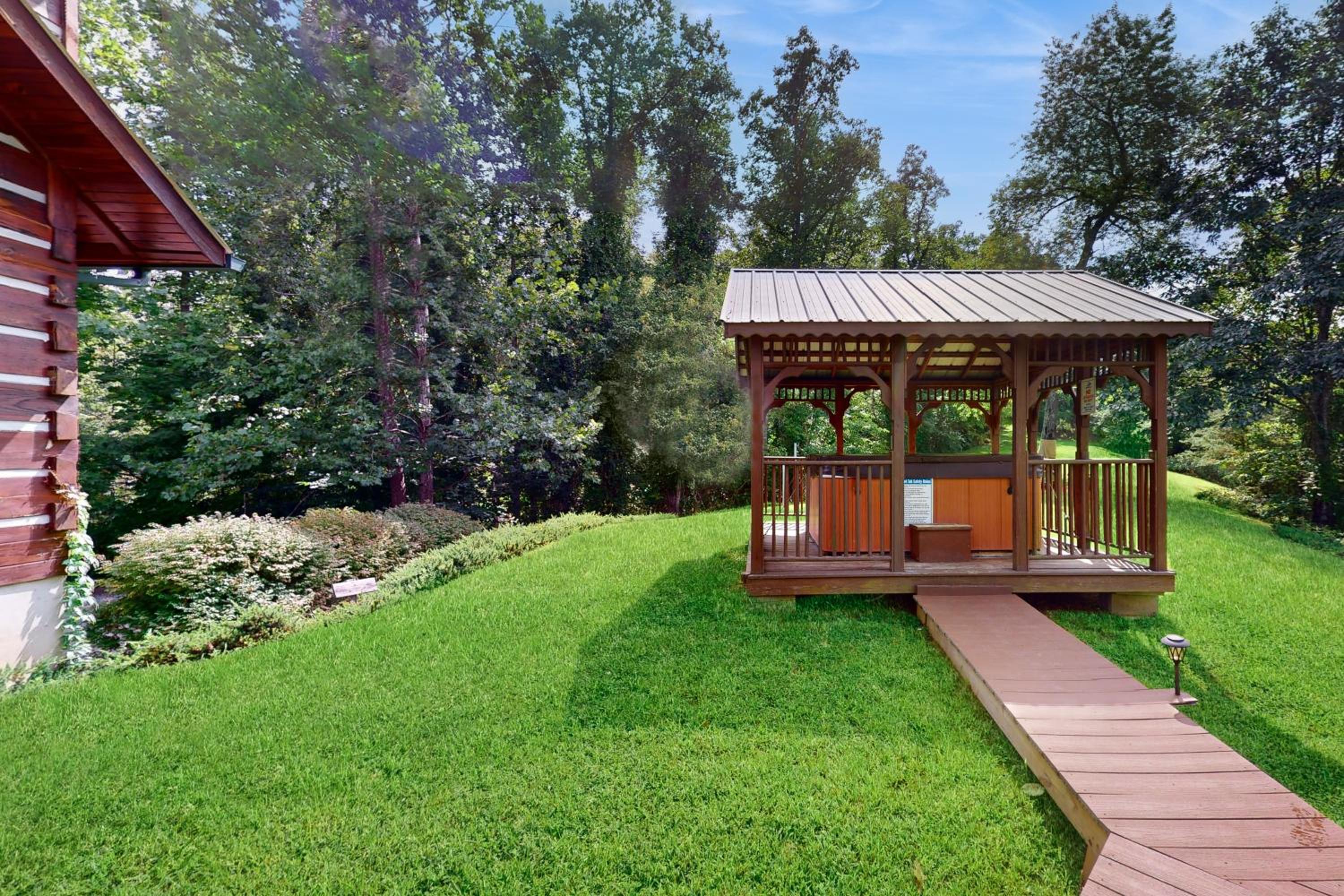 3BR Water View, Hot Tub, Fireplace and Balcony