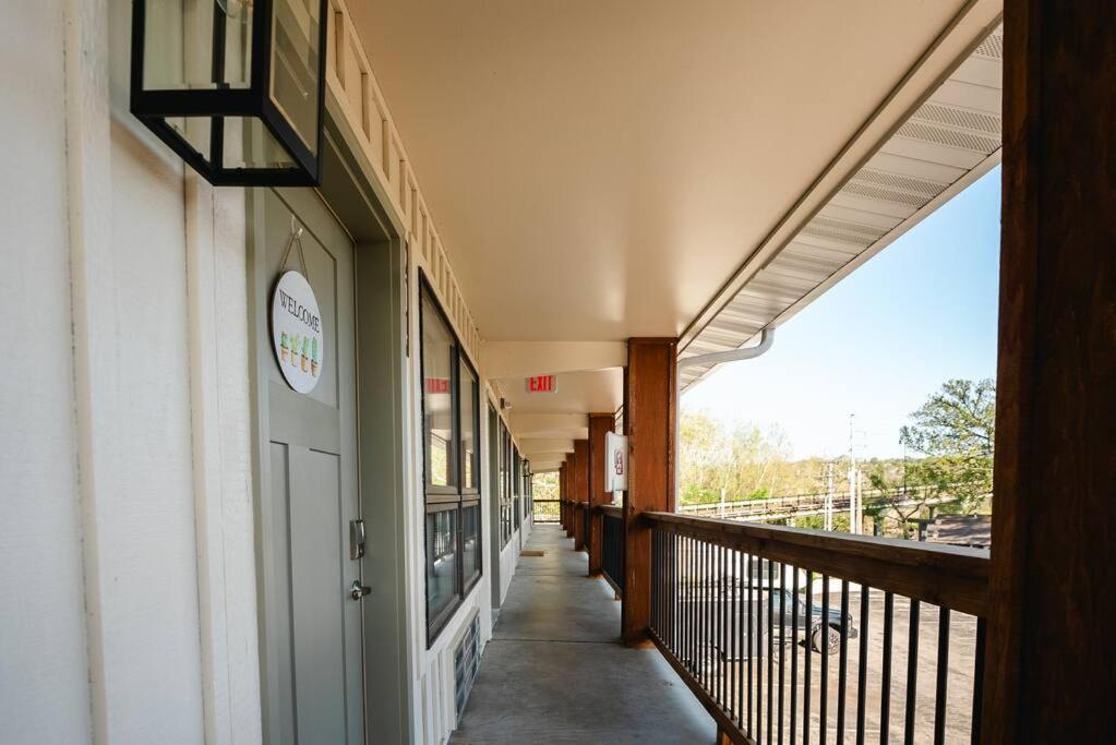 Pet Friendly Boho Condo with Pool--Fitness Center--Next to the Branson Landing--Close to Convention Center and Kanakuk