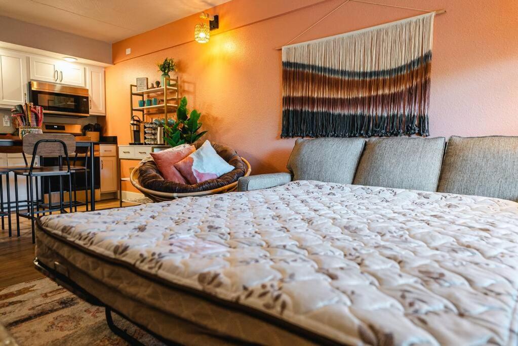 Pet Friendly Boho Condo with Pool--Fitness Center--Next to the Branson Landing--Close to Convention Center and Kanakuk