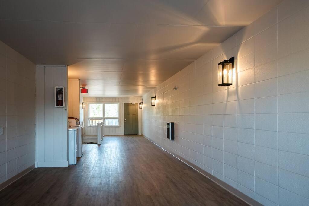 Pet Friendly Boho Condo with Pool--Fitness Center--Next to the Branson Landing--Close to Convention Center and Kanakuk