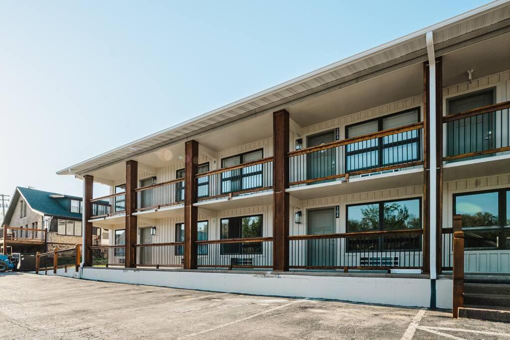 Pet Friendly Boho Condo with Pool--Fitness Center--Next to the Branson Landing--Close to Convention Center and Kanakuk