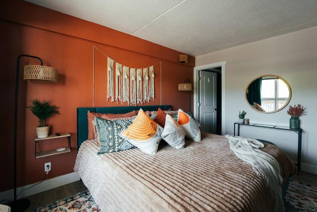 Pet Friendly Boho Condo with Pool--Fitness Center--Next to the Branson Landing--Close to Convention Center and Kanakuk