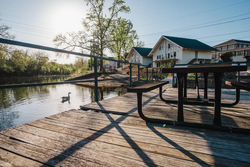 Pet Friendly Boho Condo with Pool--Fitness Center--Next to the Branson Landing--Close to Convention Center and Kanakuk