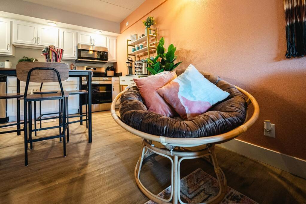 Pet Friendly Boho Condo with Pool--Fitness Center--Next to the Branson Landing--Close to Convention Center and Kanakuk