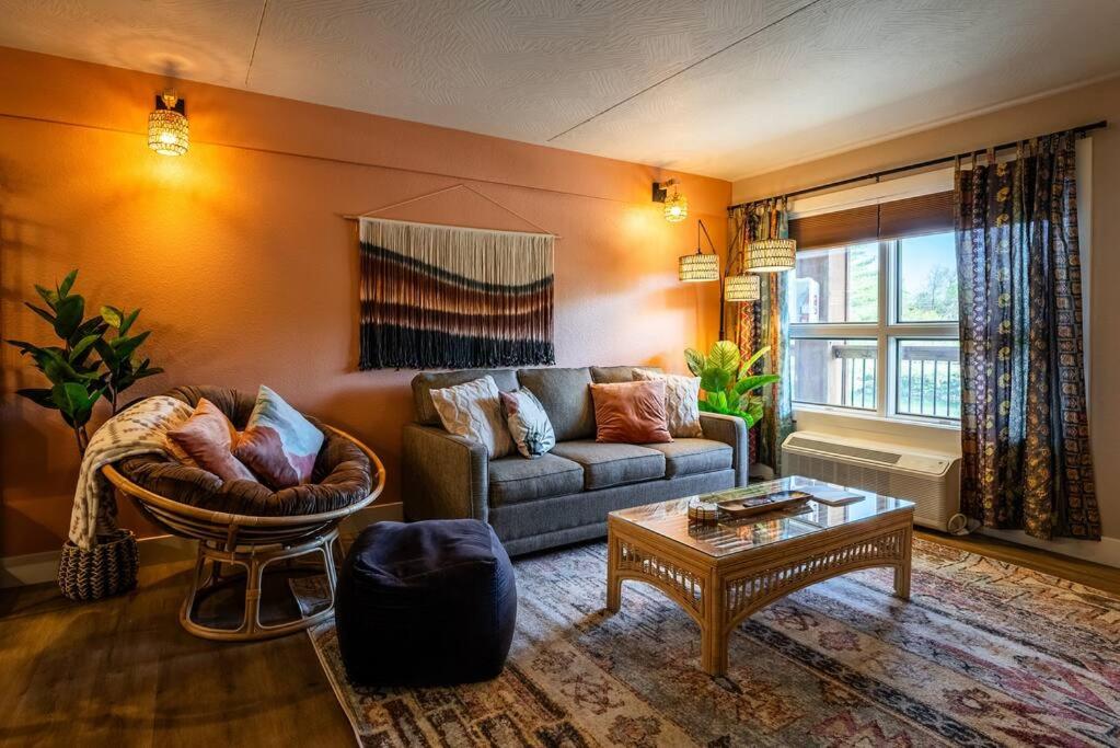 Pet Friendly Boho Condo with Pool--Fitness Center--Next to the Branson Landing--Close to Convention Center and Kanakuk