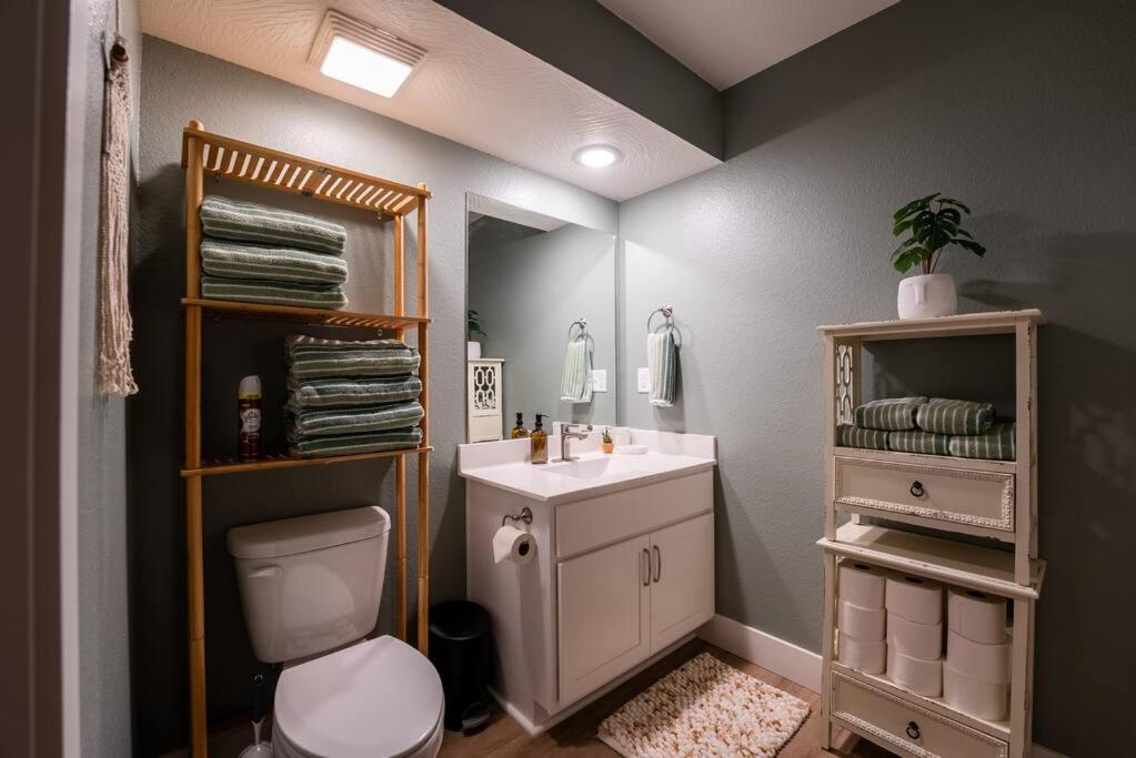 Pet Friendly Boho Condo with Pool--Fitness Center--Next to the Branson Landing--Close to Convention Center and Kanakuk