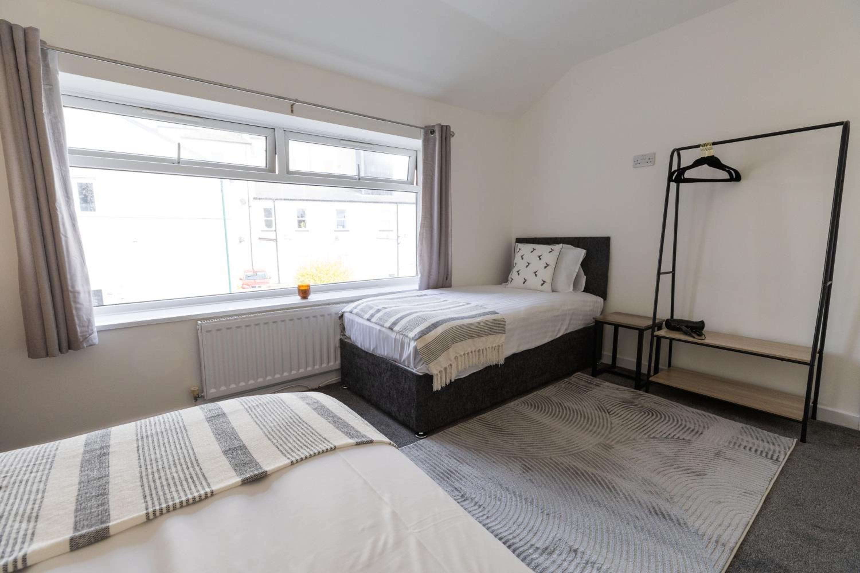 Charming House - 3 minute's walk to the beach - Free Parking, Smart TV and Fast Wifi by Yoko Property view 3