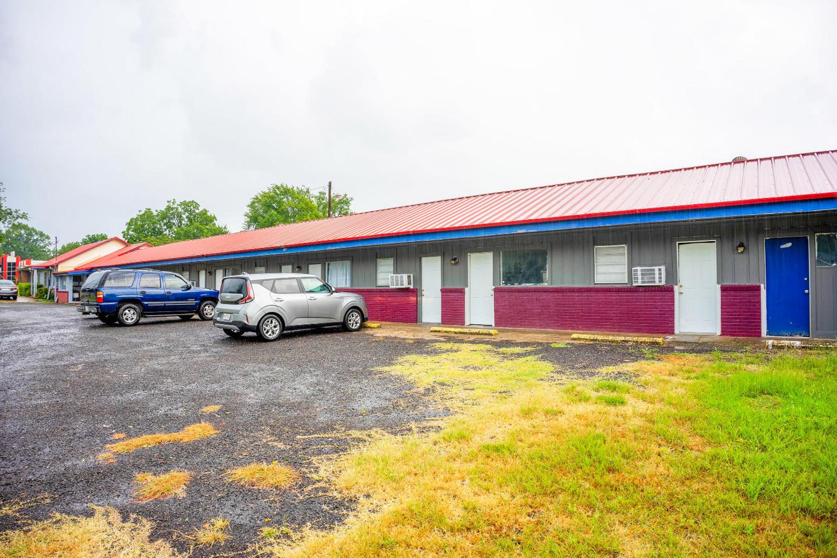 Palestine Vacations - Budget Inn By OYO Palestine TX Hwy 79 - Property Image 3