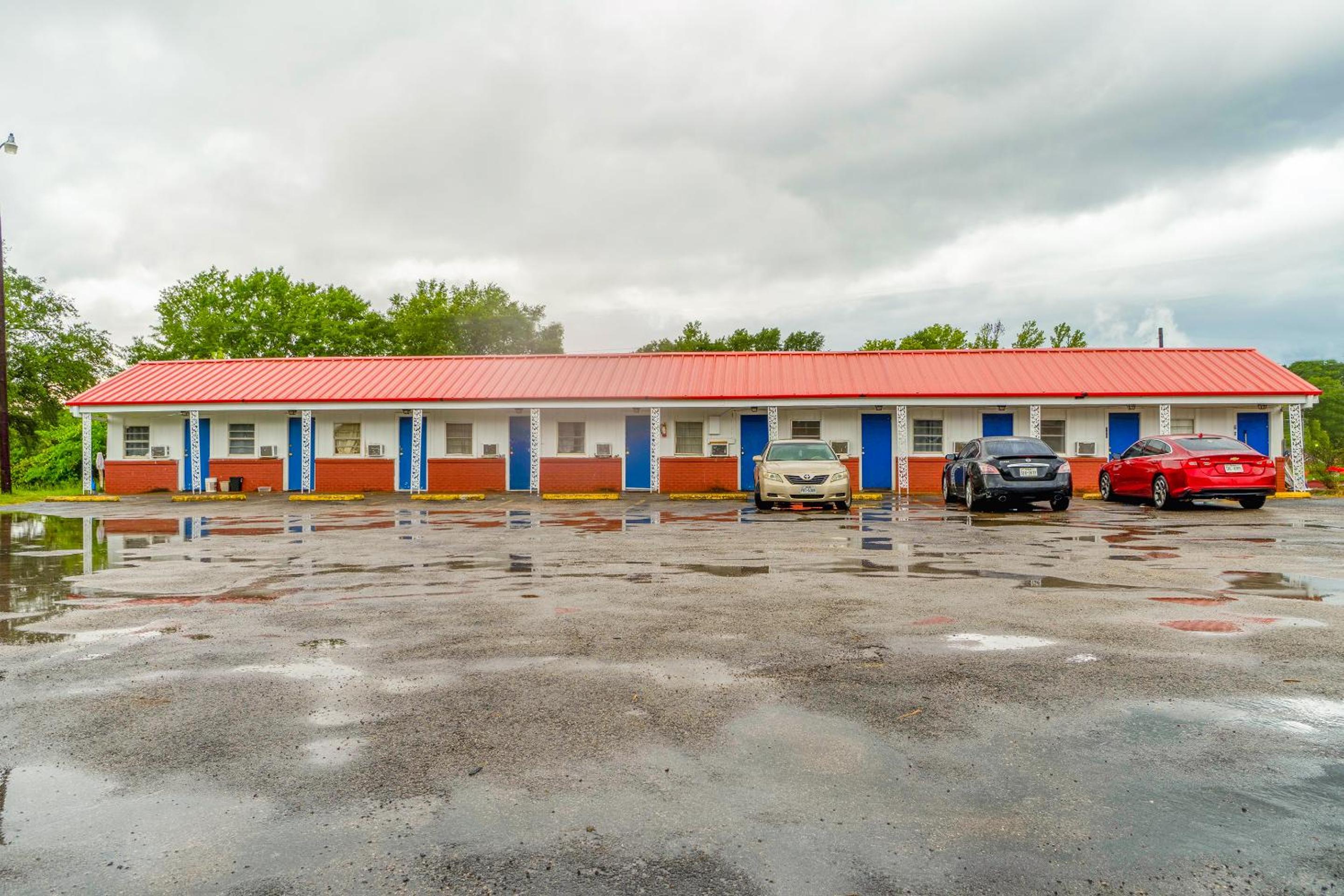 Palestine Vacations - Budget Inn By OYO Palestine TX Hwy 79 - Property Image 4
