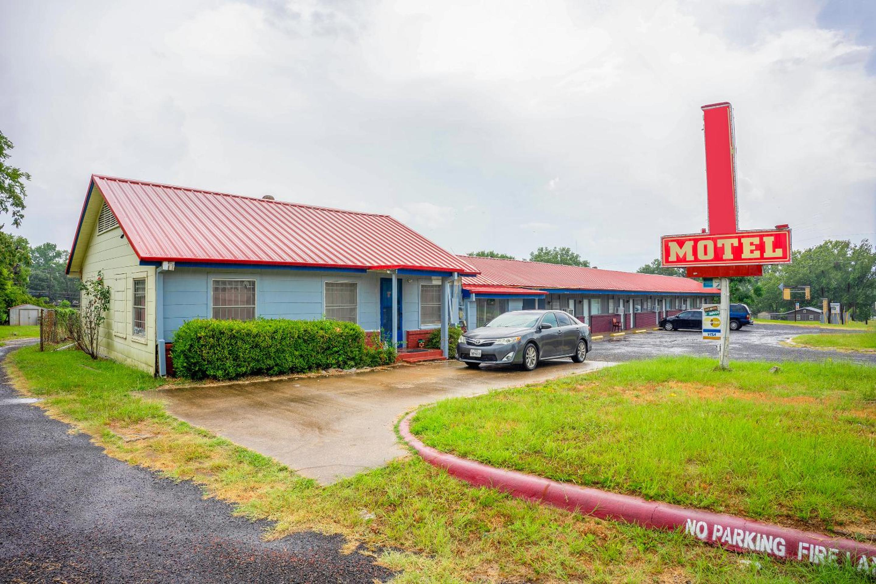 Palestine Vacations - Budget Inn By OYO Palestine TX Hwy 79 - Property Image 1