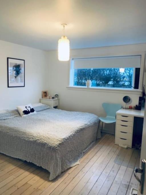 Sea side 3BR in central Reykjavik with free parking view 2