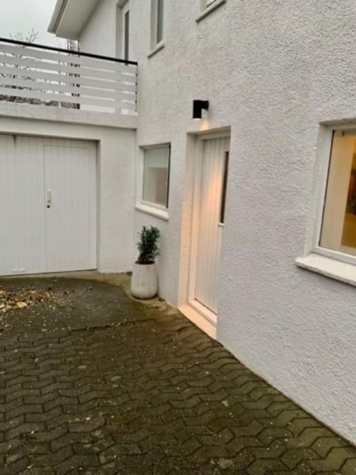 Sea side 3BR in central Reykjavik with free parking view 3