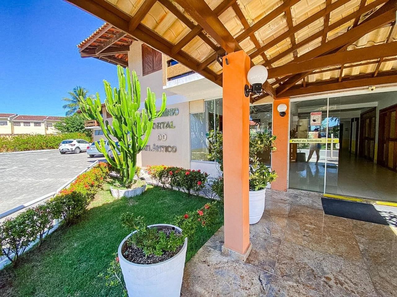 Flat com 1 quarto com ar split, sala e cozinha completa, No condomínio Portal do Atlântico a 100m praia de Taperapuã (Barraca do Gaúcho) , portaria 24hrs,