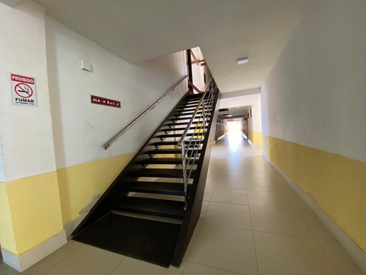 Flat com 1 quarto com ar split, sala e cozinha completa, No condomínio Portal do Atlântico a 100m praia de Taperapuã (Barraca do Gaúcho) , portaria 24hrs,