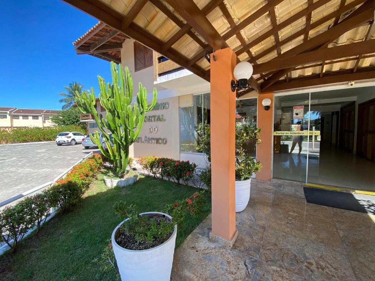 Flat com 1 quarto com ar split, sala e cozinha completa, No condomínio Portal do Atlântico a 100m praia de Taperapuã (Barraca do Gaúcho) , portaria 24hrs,