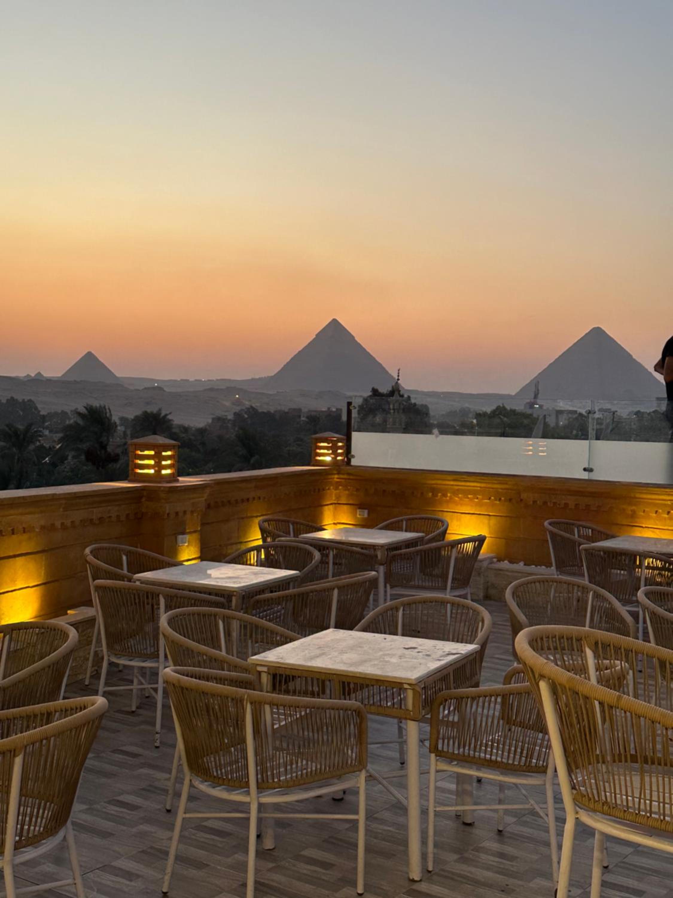 Taj Pyramids inn - Pyramids View Rooftop