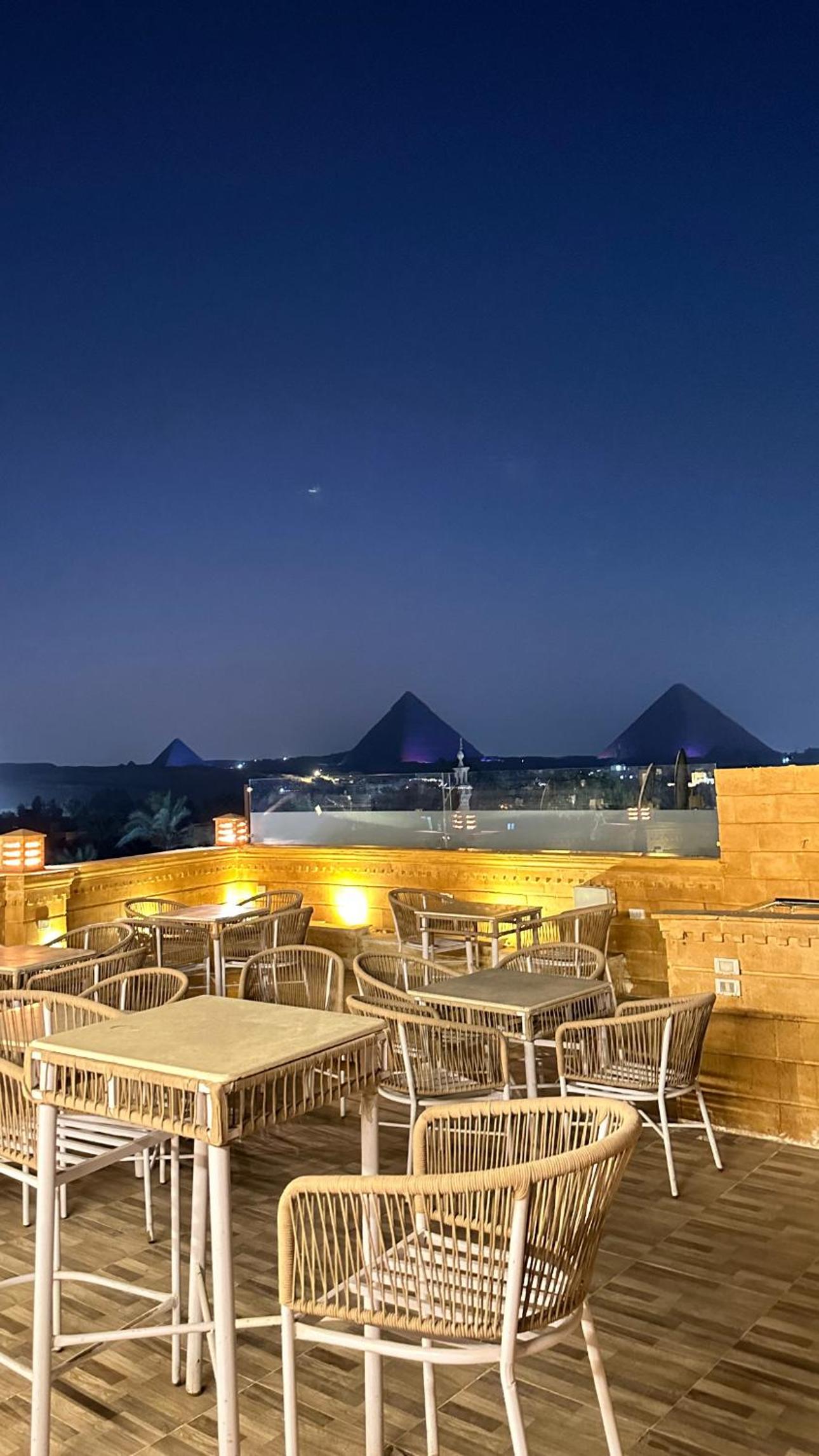 Taj Pyramids inn - Pyramids View Rooftop