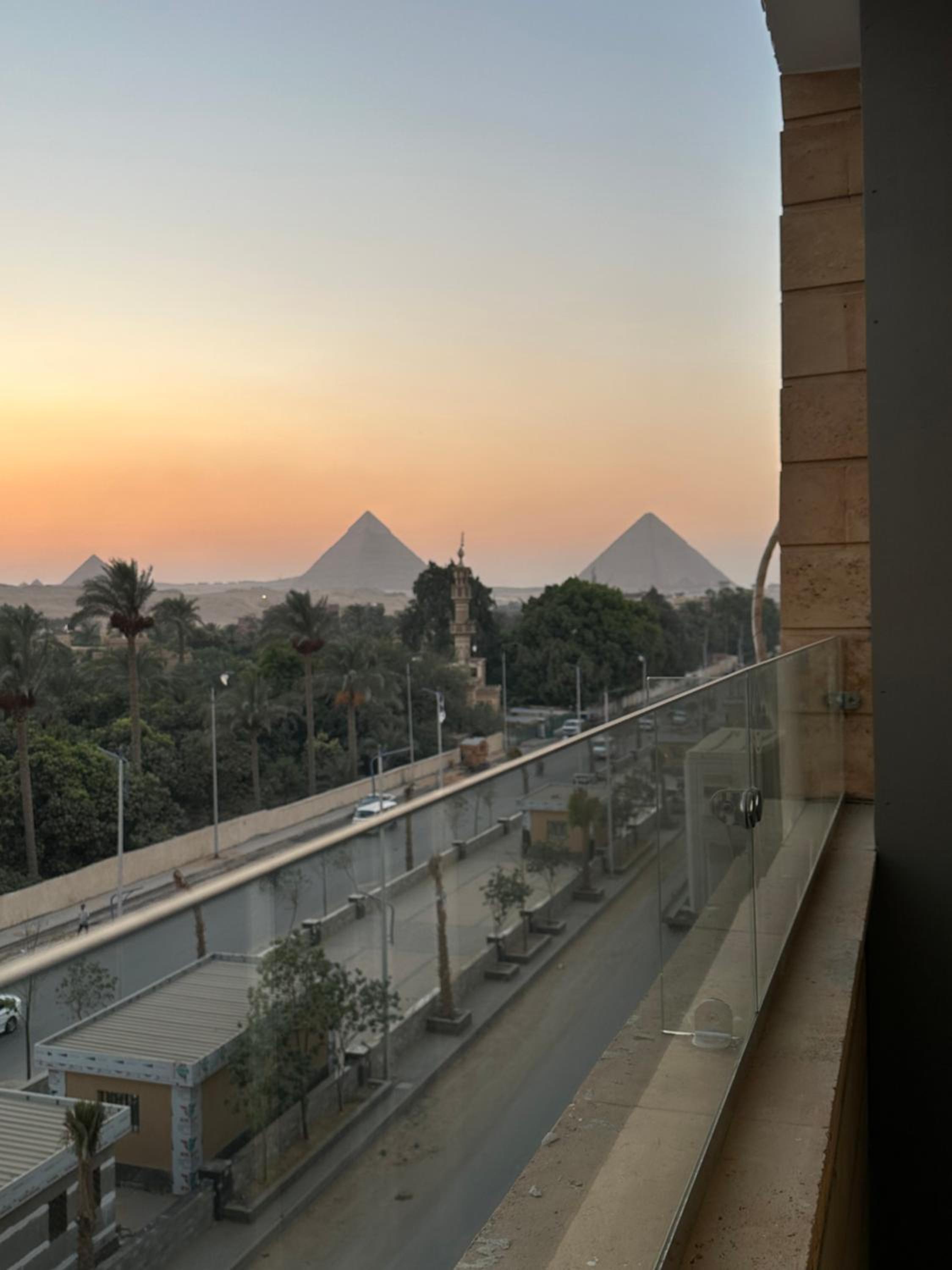 Taj Pyramids inn - Pyramids View Rooftop