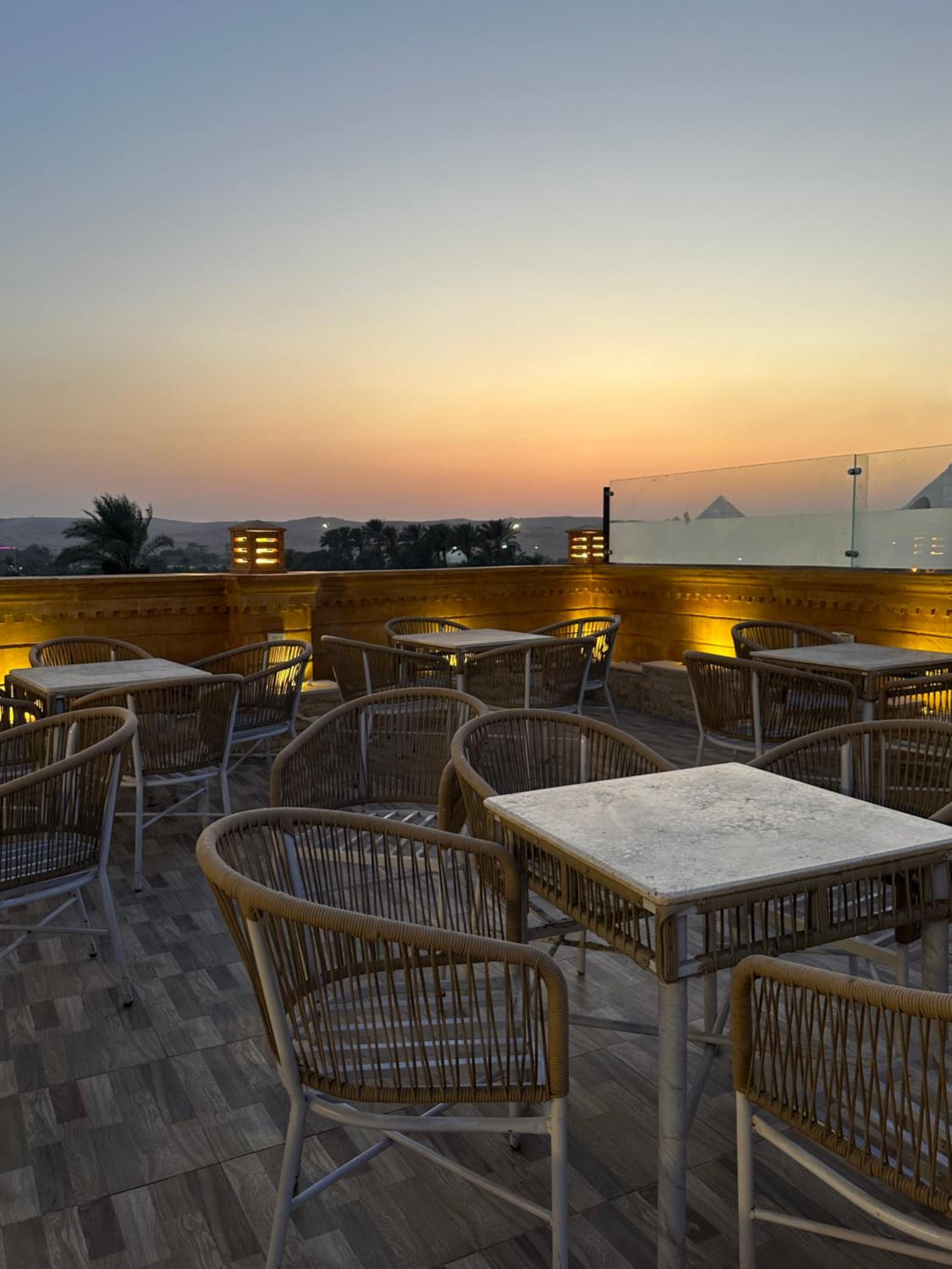 Taj Pyramids inn - Pyramids View Rooftop