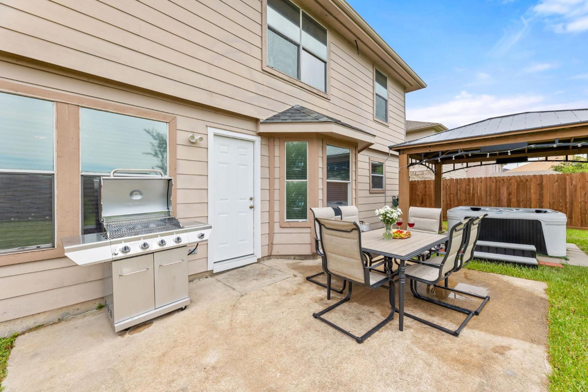 Hotel Brand New 4BR 2BA Holiday Home With Hot Tub - Image 1