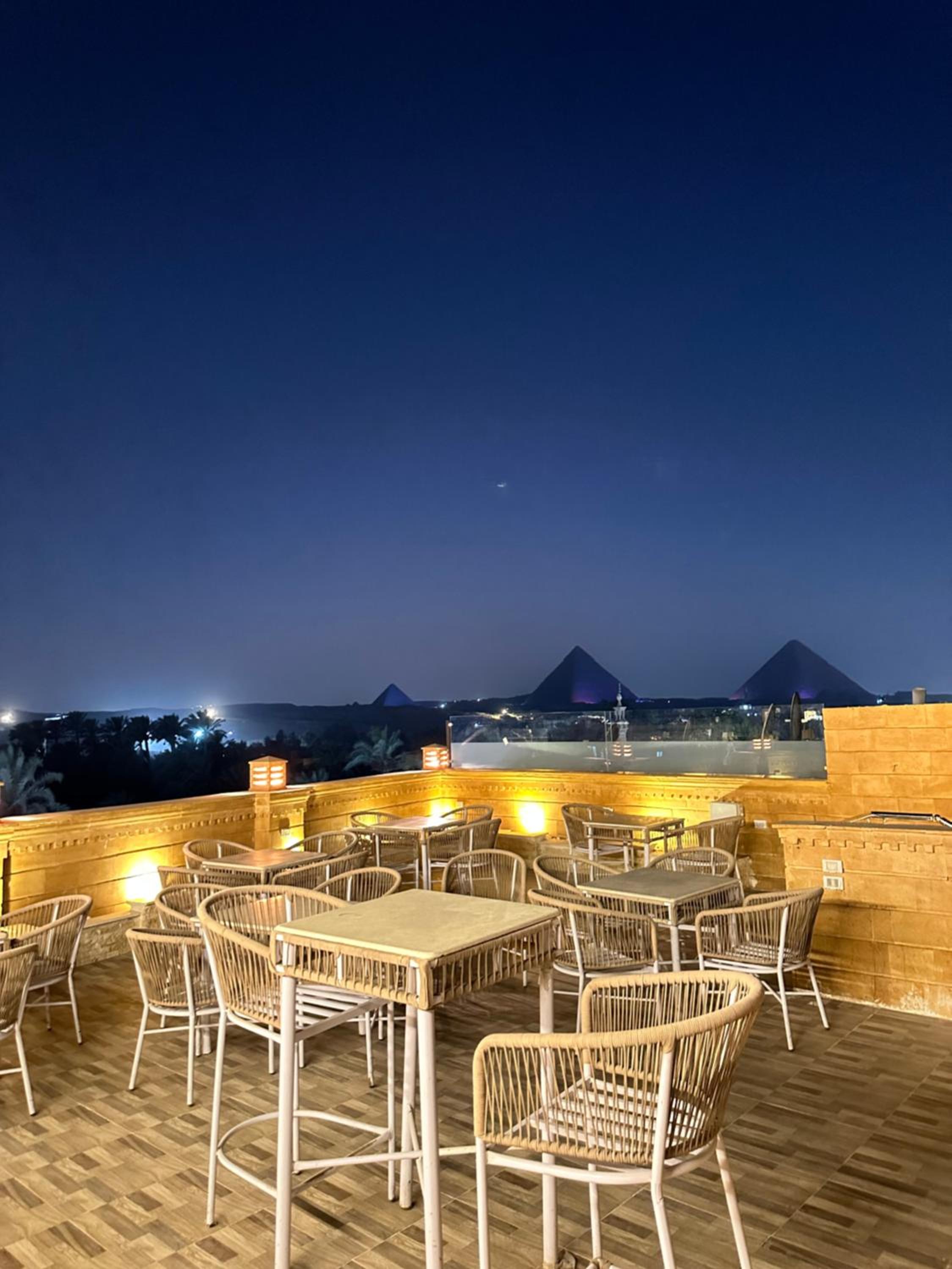 Taj Pyramids inn - Pyramids View Rooftop
